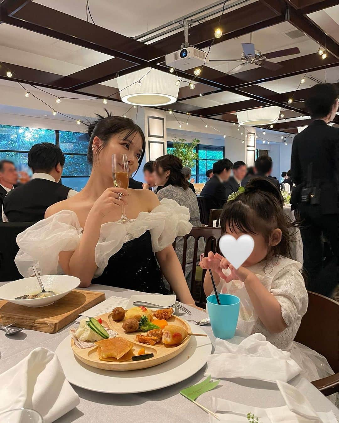 中村くるみさんのインスタグラム写真 - (中村くるみInstagram)「先日、 兄の結婚式でした🥂  ドレスなんて全然着てなかったし、 お肌の調子も良くてメイクも楽しかったし、 なによりも家族で素敵な時間を過ごせてしあわせでした🤍 たくさん幸せになってね💍  まだお披露目してないんだけど、 @ovovjewerlyofficial の新作のイヤカフかわいくない？🩶 可愛くて我慢できず着けちゃった🤭」5月7日 20時11分 - __k_r_m__