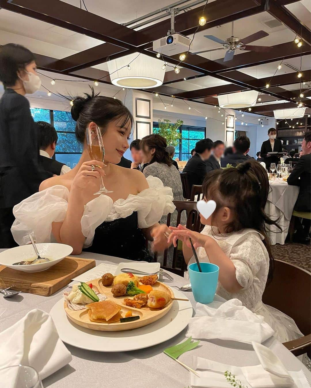 中村くるみさんのインスタグラム写真 - (中村くるみInstagram)「先日、 兄の結婚式でした🥂  ドレスなんて全然着てなかったし、 お肌の調子も良くてメイクも楽しかったし、 なによりも家族で素敵な時間を過ごせてしあわせでした🤍 たくさん幸せになってね💍  まだお披露目してないんだけど、 @ovovjewerlyofficial の新作のイヤカフかわいくない？🩶 可愛くて我慢できず着けちゃった🤭」5月7日 20時11分 - __k_r_m__