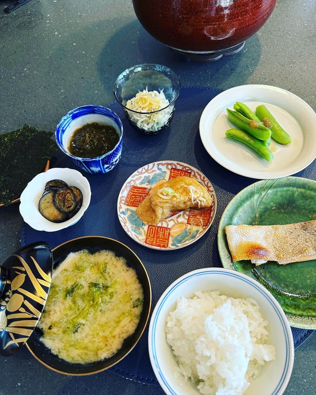 秋元康さんのインスタグラム写真 - (秋元康Instagram)「#朝ごはん  ご飯は、僕がよそったので、美しくないですね。量が少なかったので、足しました。 納豆もあったのですが、フレームに入り切りませんでした。」5月7日 20時13分 - yasushi6057