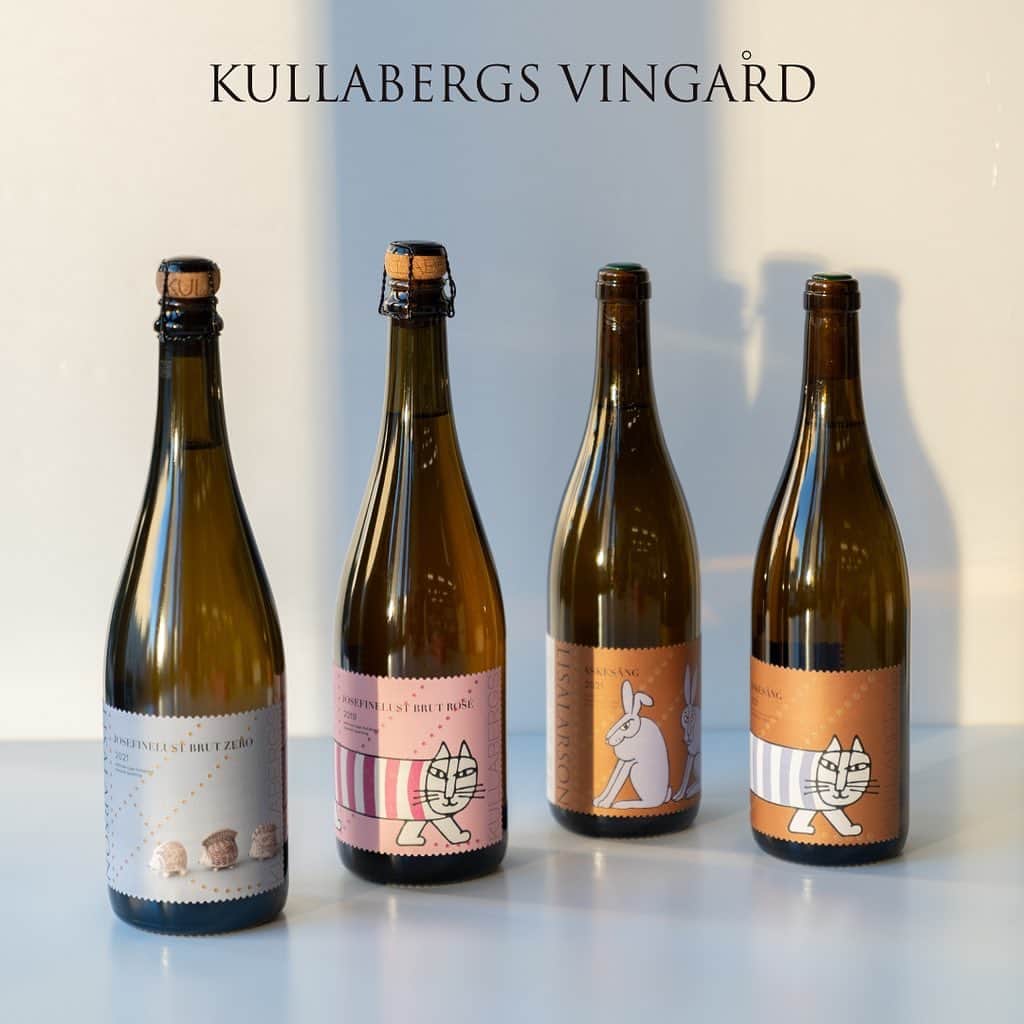 リサラーソンさんのインスタグラム写真 - (リサラーソンInstagram)「【進化するスウェーデンワイン！】⁠ ⁠ 新進気鋭のワイナリー「Kullabergs Vingård（クラベリス・ヴィンゴード）」から、最新ワインが届きました。⁠ ⁠ サステイナブルな製法を常に進化させ、挑戦し続ける彼らは、ある意味アーチストそのもの。⁠ ⁠ エチケット（ラべル）は、リサ・ラーソンから4パターンをリリース。セットもご用意しています。⁠ ⁠ 特集「進化するスウェーデンワイン！」⁠ https://shop.tonkachi.co.jp/blogs/special/tonkachi-art-wine-2022 ⁠ ================⁠ ⁠ ⁠【HAPPY MOTHER’S DAY!】⁠ ⁠ 5月14日（日）は、母の日！⁠ トンカチストアでは、5月11日23:59までにご注文いただくと、母の日前日、13日までにお届けいたします。⁠ また、5月14日までのご注文で、トンカチオリジナルメッセージカードを5つの絵柄の中からランダムで1枚プレゼント！⁠ 代官山の直営店「TONKACHI,6」では5月8日から5月14日までの配布です。1回のお会計につき1枚プレゼント致します。⁠ ⁠ ▽詳しくはこちら⁠ https://shop.tonkachi.co.jp/blogs/special/mothersday_2023⁠ ⁠ ================⁠ ⁠ トンカチストアはプロフィールのリンクよりご覧いただけます。⁠ ⁠ →@lisalarsonjp⁠ ⁠ ➡️TONKACHI STOREでもリサ・ラーソンの情報をお届けしております。⁠ ぜひフォローしてくださいね。⁠ →@tonkachi_store⁠ ⁠ ================⁠ ⁠ #LisaLarson #リサラーソン #tonkachi #トンカチ #tonkachistore #トンカチストア #🔨#Sweden #スウェーデン #北欧 #北欧インテリア #北欧雑貨 #北欧ライフスタイル #ceramic #陶器 #陶芸家 #作家  #gift #ギフト #暮らしを楽しむ #暮らし #クラベリスヴィンゴード #ワイン #スウェーデンワイン」5月7日 20時14分 - lisalarsonjp