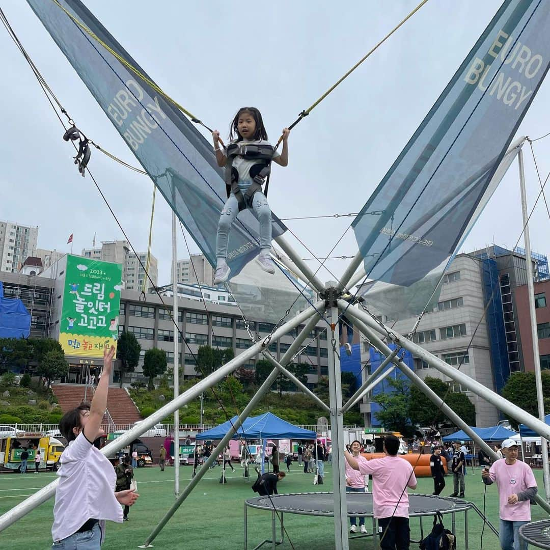 キム・ソンウンさんのインスタグラム写真 - (キム・ソンウンInstagram)「어린이주일🍭 우리모두 행복했던 날! #서울드림교회 어린이주일예배 정말 최고👍🏻 윤하는 친구들 전도해서 기쁘고 함께 예배 드리고 하루종일 신나게 놀수 있어서 감사하고🙏🏻  아빠의 빈자리가 느껴지지 않을 정도로 행복했다! 우리넷 사진 한장 남기려했으나… 재하는 코파고 윤하는 하트 만드느냐 정신없고🤣 이 모든게 추억♥️」5月7日 20時24分 - ssung916