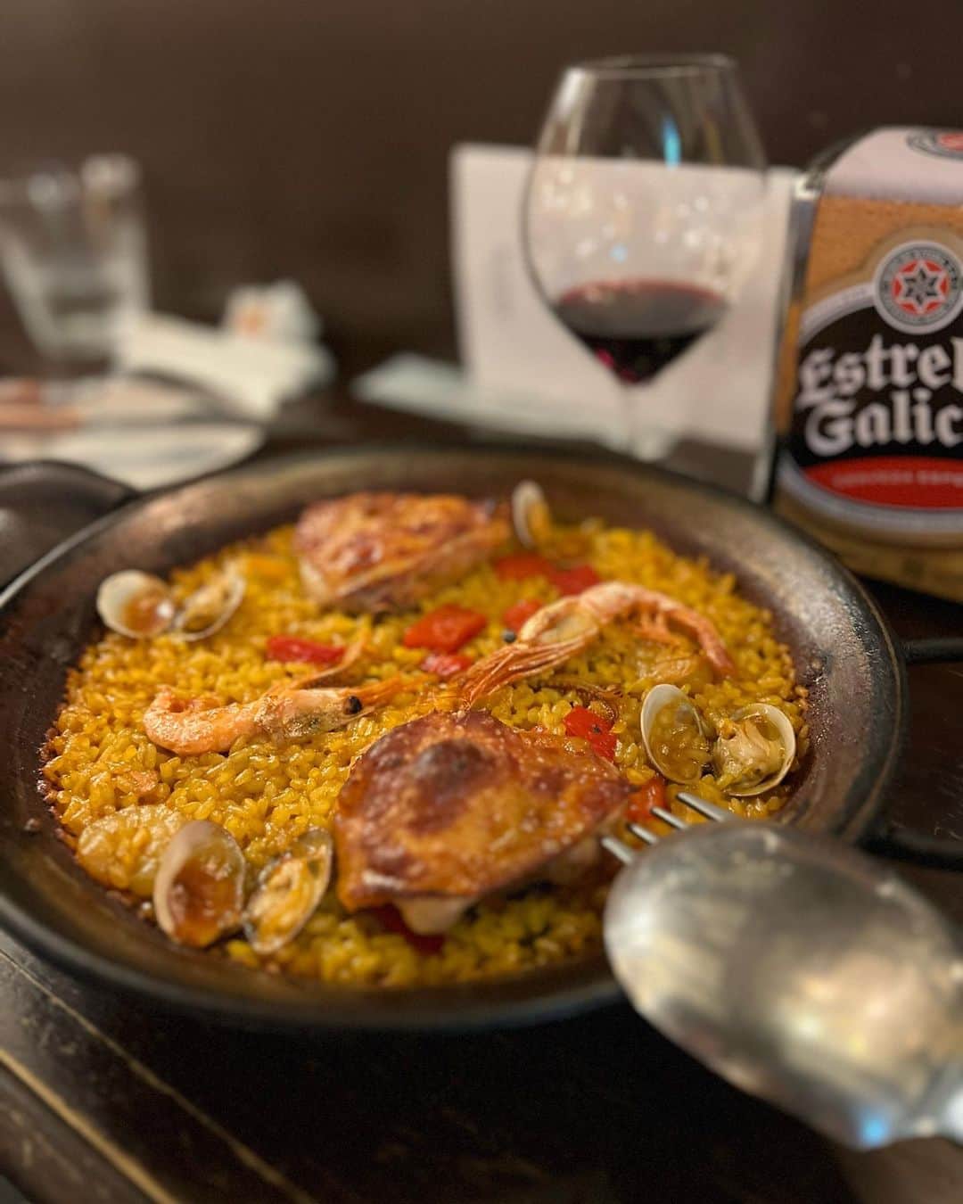 早見優のインスタグラム：「Yummy!! A good paella to close the weekend 🎶  #paella #spanish #spain🇪🇸 #goodfood #redwine」