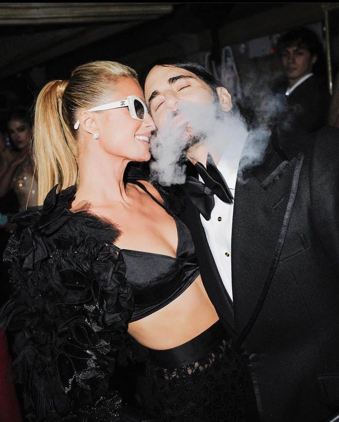 マーク・ジェイコブスさんのインスタグラム写真 - (マーク・ジェイコブスInstagram)「Paris f*#king Hilton  first date. first Met. head over heels in love.   custom gown  @parishilton @marcjacobs  @mathewjosephcarter  @scampisamuel  @michaelariano  #beyondexpectations #somuchfun #sobeautiful #soclever #sokind #sliving #sloving #severything #gratefulnothateful」5月7日 20時18分 - themarcjacobs