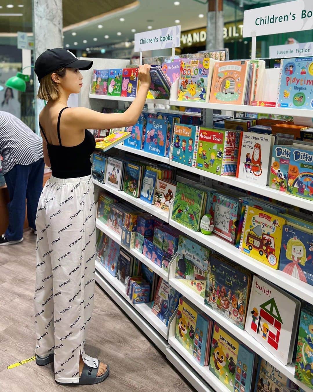 犬童美乃梨のインスタグラム：「タイの本屋さん🇹🇭 英語の絵本読もうと思って買ったんだけど 知らない単語ばっかり書いてあった。笑  #タイ #🇹🇭」
