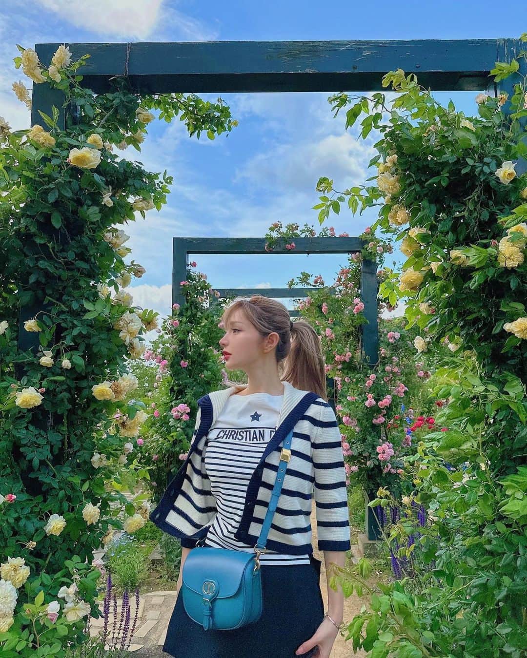 のインスタグラム：「お花に囲まれて幸せでした💐  チビさんは薔薇に囲まれて毒キノコの踊りをしていました🍄  #gw #gw旅行  #家族 #家族旅行  #花 #Flower #ガーデン #熱海 #海  #dior  #ポニーテール #親子コーデ #リンクコーデ  #🌹 #🌿 #薔薇 #ハーブ  #rose #herb」