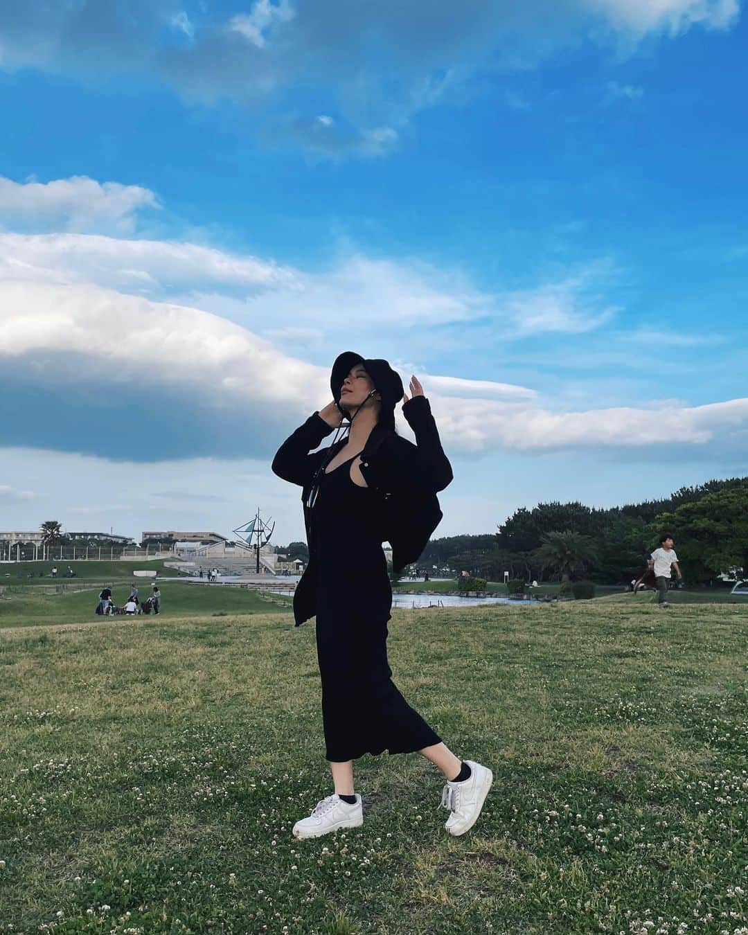 藤川ありすのインスタグラム：「GW満喫した🌈 @yuriavodka さんのブランドのワンピが、パットも入っててちょー楽ちん💫  OP @balletbybacklash  OUTER @zara  HAT @pmmm_official  KICKS @nike   #ブラックコーデ #ワンピース #大人女子コーデ #デートコーデ #ディナーコーデ #大人可愛いコーデ」