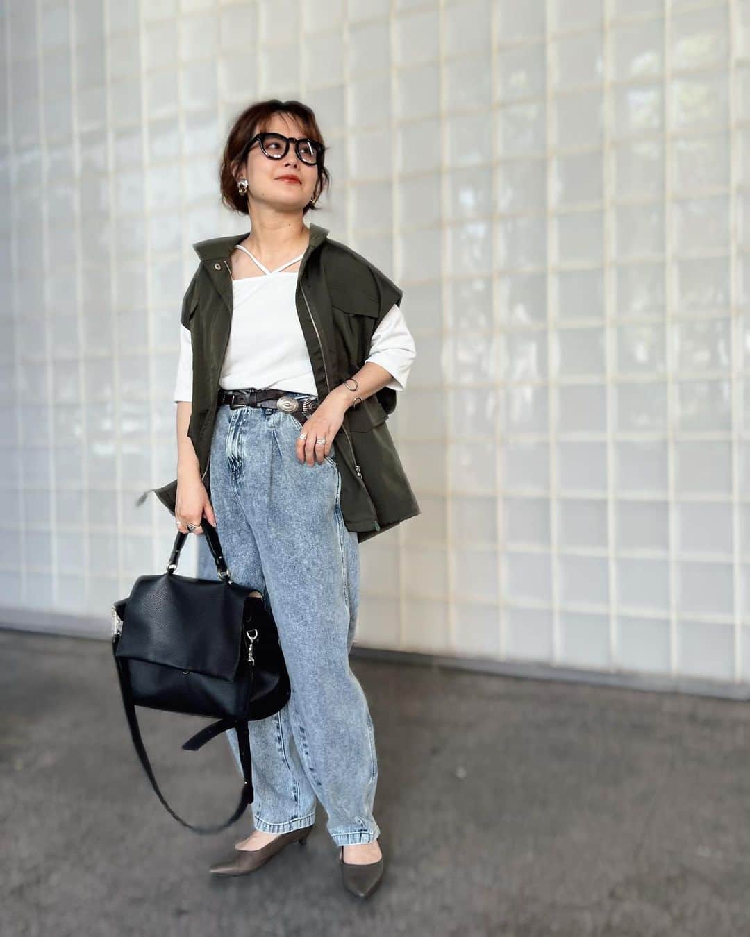 宮崎真梨子さんのインスタグラム写真 - (宮崎真梨子Instagram)「‥𝕗𝕒𝕤𝕙𝕚𝕠𝕟‥ #休日コーデ  デニム×白Tの安定感コーデ。 お天気良過ぎだったので、Tシャツちょうど良かった♡ ∵ 前からも後ろからも可愛いTシャツは 新ブランド 【Anss.me アンスミー　(@anss.me_official_ )】のものです。 生地感とシルエットが上品なので、カジュアル過ぎないのが良い感じです♡ ∵ オープン記念第3弾として、こちらのバックオープンストラップTシャツが5/10限定で2,000円OFFになるそうなので、ぜひぜひチェックしてみてください♡ ∵ ∵ #anssme #アンスミー  #zozotown #ゾゾタウン #新ブランド」5月7日 20時21分 - miyamari92