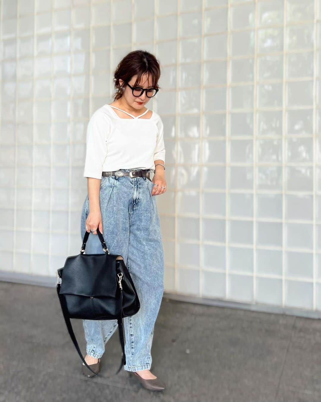 宮崎真梨子さんのインスタグラム写真 - (宮崎真梨子Instagram)「‥𝕗𝕒𝕤𝕙𝕚𝕠𝕟‥ #休日コーデ  デニム×白Tの安定感コーデ。 お天気良過ぎだったので、Tシャツちょうど良かった♡ ∵ 前からも後ろからも可愛いTシャツは 新ブランド 【Anss.me アンスミー　(@anss.me_official_ )】のものです。 生地感とシルエットが上品なので、カジュアル過ぎないのが良い感じです♡ ∵ オープン記念第3弾として、こちらのバックオープンストラップTシャツが5/10限定で2,000円OFFになるそうなので、ぜひぜひチェックしてみてください♡ ∵ ∵ #anssme #アンスミー  #zozotown #ゾゾタウン #新ブランド」5月7日 20時21分 - miyamari92