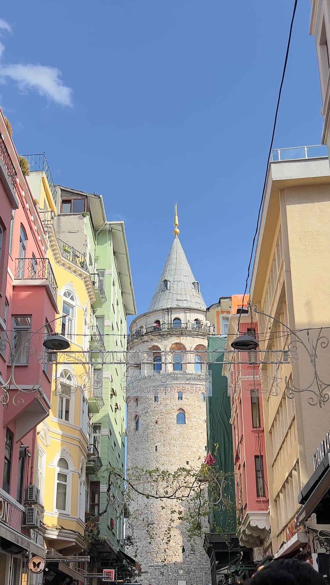 Dagi Beeのインスタグラム：「Ein kleiner Vlog aus Istanbul 🇹🇷 & ich wollte euch gerne meine persönlichen Hotspots & Tipps geben, wenn ihr auch mal vorhabt hinzureisen :  Geflogen sind wir mit ✈️ : @turkishairlines / alles super unkompliziert & entspannt. Und die Businesslounge in Istanbul war die beste, die ich jemals erlebt habe. Mehrere Köche, die frisch mehrere traditionelle Gerichte kochen. Wow 😍 📍Hotel : @thestayboulevardnisantasi / Top Lage & Sehr Familienfreundlich ♥️ Die Zimmer sind super geräumig & einem fehlt an nichts! Sehr zu empfehlen.   - Fiko restaurant - Essen, Drinks & Service ist eine 10/10, die Mezze - gerade die Avocado, Basilikum Mezze .. da hätte ich mich reinlegen können 🤤 - THE HOUSE Cafe Ortaköy - wunderschön gelegen am Wasser, essen auch top - Tatbak Restautant Nişantaşı - traditionelles Restaurant, mit wenigen Gerichten, kann man machen 8/10 - The Grace Rooftop Restaurant - Die Aussicht ist eine 10/10 😍 haben eine wunderschöne Dachtetasse.  Essen & Service war auch super! - Viyana Kahvesi Galata - der berühmte San Sebastián Cheesecake & er war SO gut! Unbedingt ausprobieren  - Sokak Lezzeti Tarihi Balik Dürümcü - frischer fisch dürüm - Schlange war endlis lang, noch nie gegessen, wurden nicht enttäuscht 😍 - Ali Usta Cigköfteci - tiktok hype ist real! Aber war für uns geschmacklich eine 5/10 - trotzdem ein Besuch wert 😌  Habt ihr auch schonmal was von den Spots getestet? 🫶🏼 #istanbul」