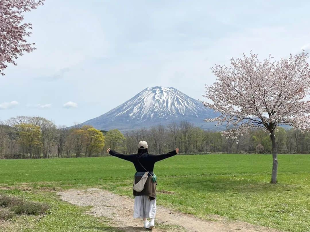 近江谷杏菜さんのインスタグラム写真 - (近江谷杏菜Instagram)「GWの思い出🏔  幼なじみのきーちゃんと、 ゆったりゆっくり羊蹄山と温泉の旅🚃  #目覚めは鳥のさえずり #どこから見ても大きい羊蹄山 #お風呂は夕夜朝３回♨ #明日からまた頑張ろう」5月7日 20時33分 - annaohmiya12