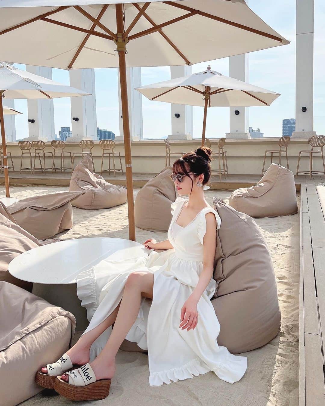 のインスタグラム：「arbourhotel 🫧 at #pattayathailand  　 気になっていたおしゃれホテル🤍 @arbourhotelandresidence   タイに来たら泊まりたいホテルが沢山あって、今回大変だけれどホテルを転々としてます🏨 　 最近のタイのホテルのデザインって本当にオシャレで可愛いの🫶 　 昨日水着を載せたホテルについてもまた書きます🫧 　 　 　 @dinoble_official のこちらのワンピース👗 5/27 発売になります✨✨ (⚠️大変好評のため、5/16先行予約開始されます！)  　 　 #タイ#パタヤ#海外旅行#タイ旅行#海外コーデ#旅行#旅行コーデ#dinoble#thailandtravel#thailand🇹🇭#pattaya#arbourhotelandresidencepattaya」