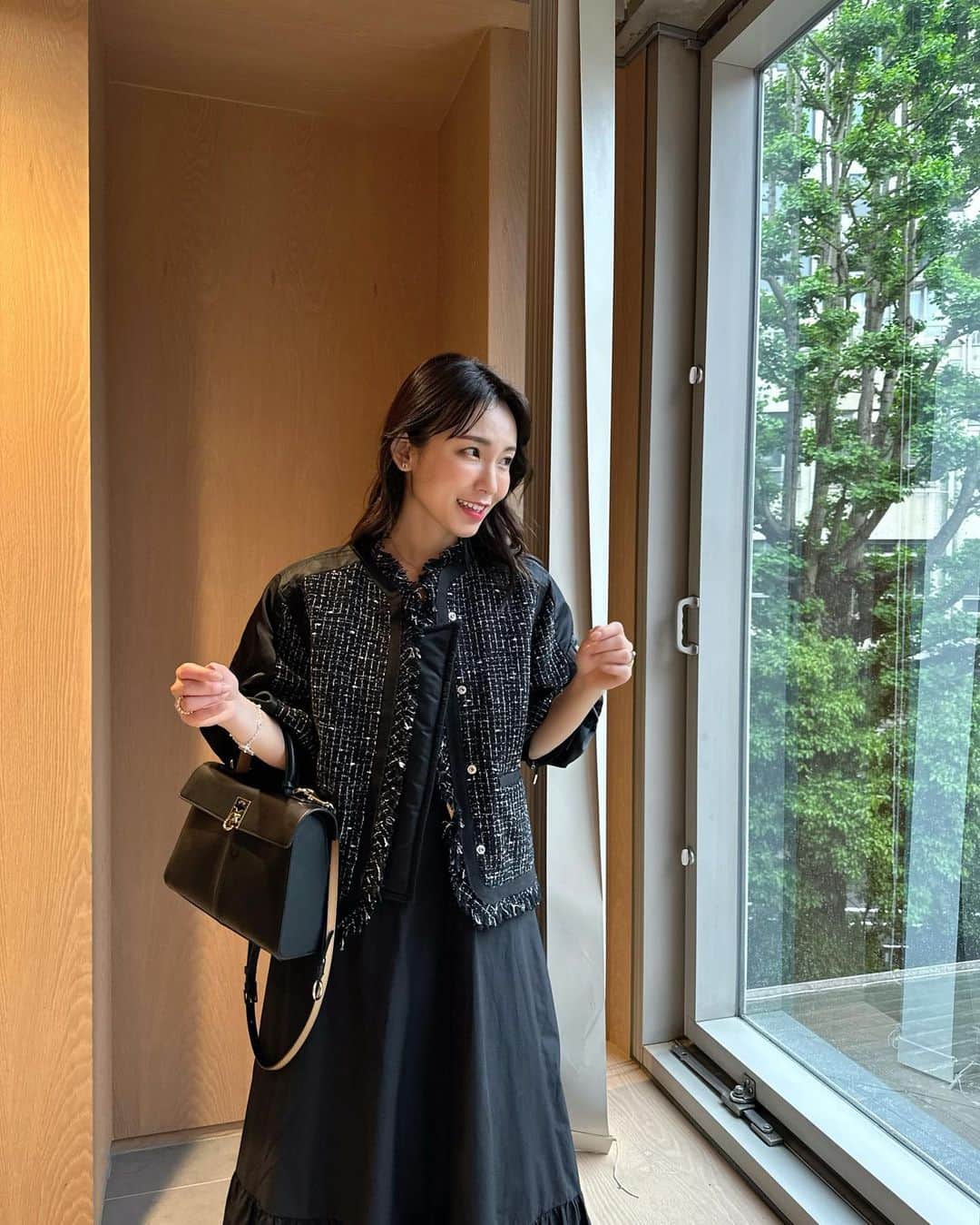 のインスタグラム：「お気に入りな　@sacaiofficial のアウタークシュっと袖で🫶💗  足元は　@chloe のレインブーツ♪ 重めだから長ーく履くと疲れちゃうんだけど... 可愛くてついつい履いちゃう❣️  本日は次女の塾の月例テストでしたー！  昨日の夜も勉強して、朝も頑張って、甘えん坊で手を抜くタイプだと思っていたら、誰よりも努力家な一面があって親としてビックリしている最近〜🫢  頑張ったから午後は子供たちのお遊びに全力で付き合う‼️ 遊び尽くした1日でした♪  tops... #sacai #サカイ shoes... #chloe #chloé #クロエ  bag... #cafune  one-piece... #naturalbeautybasic #ナチュラルビューティーベーシック」