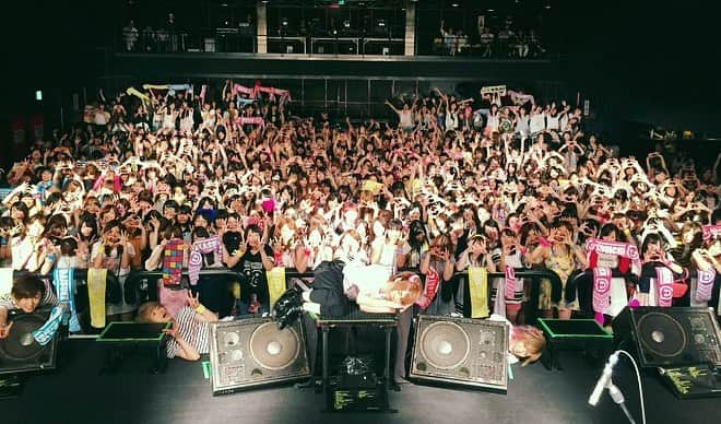 Kouichiのインスタグラム：「ZEAL LiNkun TOUR 2023 始まりましたね😊♪ ユナイトのメンバーが楽しそうでなにより！ 俺もめちゃ嬉しい。  そんな僕たちカメレオは 2023年5月25日(木)名古屋E.L.L. 1箇所だけの出演です。  ですが、ありがたくも Thank you SOLD OUT 本当に感謝でしかないです。 みんな、ほんとにありがとね！！  でも… ネットチケット販売があるからね。 電波越しにはなっちゃうけど カメレオ＆カメコ＆カメオの同窓会 できるからね❣️😉 詳しくはユナイトのHPにて確認してください♪  写真はカメレオ 「47都道府県に会いに行くバンドマン」 名古屋ダイアモンドホール  たくさんの 「おかえり」 を聴かせてね〜❣️😉♪  #ユナイト #UNiTE #ZEALLiNkunTOUR #2023 #名古屋ELL #カメレオ #Kameleo #ベース #Bass #こういち #Kouichi #ライブ #LIVE #ネット #配信 #あるよ #久しぶりに #凱旋 #俺の #故郷 #名古屋」