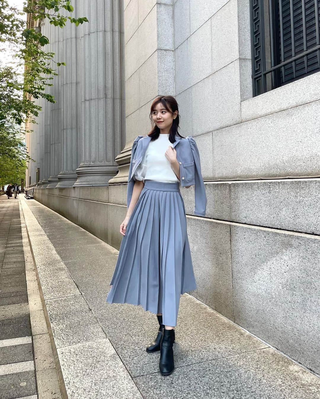 杉浦みずきのインスタグラム：「. 綺麗な水色のセットアップ❤︎ 色も形もお上品でほんとに可愛い☺️ 個人的にこのしっかりした生地のプリーツスカート使いやすくてすっごく好き  @redyazel と　@fujie_moe_official さんの コラボアイテムだよん✨」