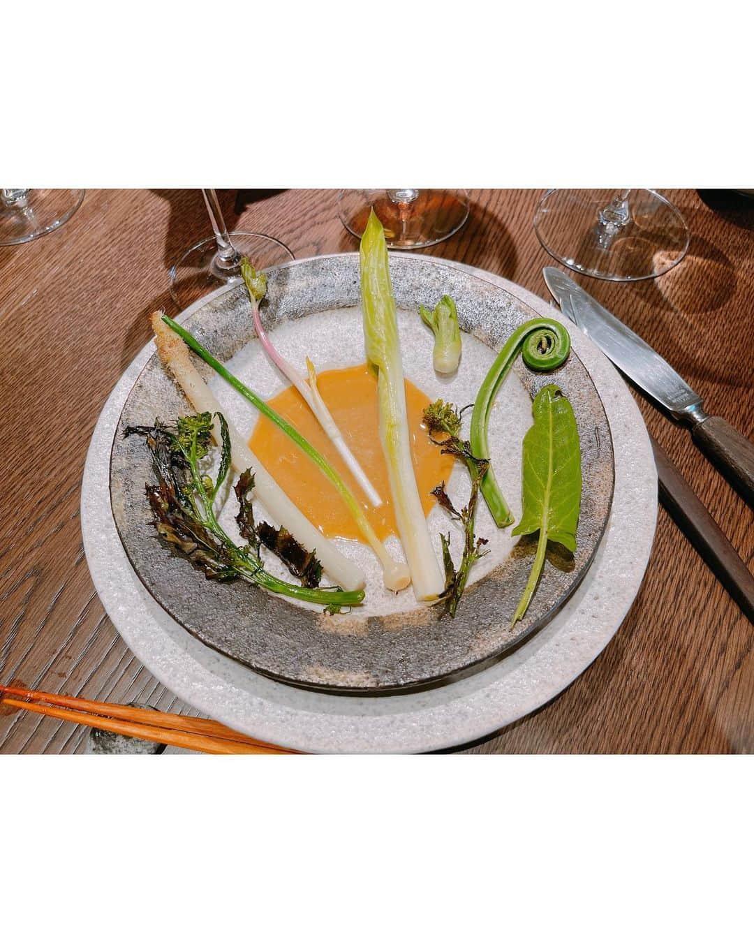 成海まりさんのインスタグラム写真 - (成海まりInstagram)「Noma Kyoto 🍽🇯🇵 ノーマ京都は、世界のベストレストラン1位を取ったお店🌍  昔、ノーマを知ってから世界のNO1レストランってどんなところかな？どんな味かな？ってずっと気になってた🫢  高級食材のオンパレードをするわけじゃなく、その土地の食材を使うことにこだわるノーマのお料理🍽  楽しみにしてた味は✨世界で1番美味しい、ほっぺたが落ちる、とかじゃなく、世界観を作り上げることなんだなぁって思った☺️  草とかお花のエッセンスを感じる、食べたことのない味がした😳💐  写真5枚目は、6年前、アマン東京で撮ったノーマの本📖 夢中で読んでて、いつか行きたいなぁ🤭💭と思ってたのがなつかしい🥰  コペンハーゲンの本店は閉店が決まってるから行けないかもしれないけど🤔 ノーマ京都で、願いが叶ってよかった🌍🎗  レストランが好きな人は、NOMAの映画も見てみると、面白くてオススメ☺️  映画で印象に残った言葉✨「野花がキャビアに勝った」💐 「銀食器なんて知るか、マケドニアでは手づかみで鶏肉を食べてたんだ」🍖  どんな場所で生まれて、どんな風に育って、どんな価値観を持ってる人なのか知ることができる🫶  Noma Kyoto 🇯🇵面白い体験だった☺️✨✨  🌍🍽 @nomacph   #noma #nomakyoto #ノーマ　#ノーマ京都　#restaurant #food #kyoto #travelgirl #travel #michelin #michelin3stars #たびすたぐらむ #acehotelkyoto #デレクラム #dereklam #worldbestrestaurant50 #京都　#エースホテル京都 #世界のベストレストラン50 #旅女」5月7日 20時32分 - marinarumi83