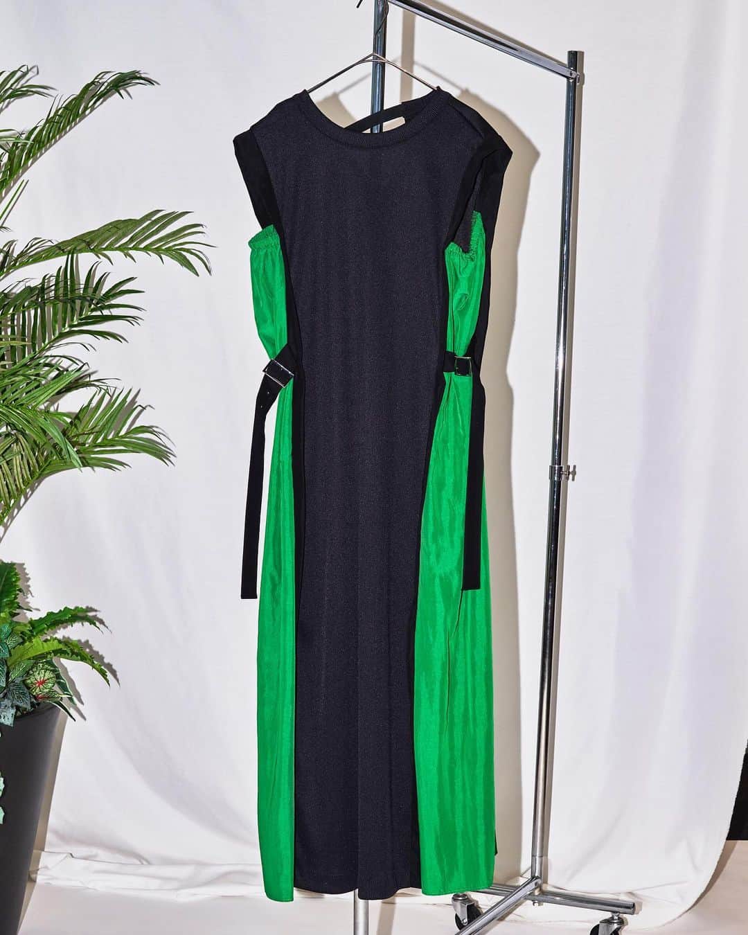 LOVELESS/GUILD PRIME 公式アカウントのインスタグラム：「『 FEATURE 』  Focus on - DRESS/ONE-PIECE アクティブな季節を快適に彩る主役ワンピース  お洒落も楽しみたい、快適さもゆずれない。 アクティブな夏に向けてスタイリングを快適に彩るアイテムに注目。 夏を少しずつ感じ始める今の時期から本格的な夏まで活躍する着心地、着映えに拘ったワンピ―スをご紹介。 素材やシルエットにリラックス感がありながら、涼し気で華やかなサマーワンピースで気分が高揚するスタイリングを楽しんでみては？  Side Belt Dress  体のラインを拾わずストレッチ性も備えた快適ワンピース。シンプルでありながら配色のデザインアクセントが効いたロングワンピースは、着心地の良いカットソー素材がうれしい。家庭洗濯が可能と夏まで大活躍すること間違いなし！サイドベルトにより、お好みでシルエットの調整も可能でシルエットをタイトにアレンジすればメリハリあるドレススタイルも叶います。  プロフィールURL内「FEATURE」でLOOKをご覧いただけます。」