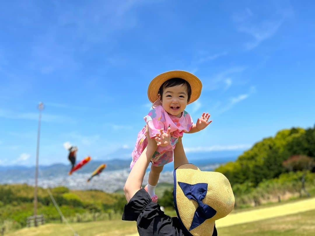 亜実のインスタグラム：「🗻🎏🗻🎏🗻🎏 . 🇯🇵前半は宮城旅行へ行き、後半は主人の実家静岡に帰省したGW☺️とっても楽しい毎日でした❤️ 🇹🇼今年黃金週前半段去宮城縣旅行，後半段回老公的老家靜岡渡假☺️天天都過得非常快樂❤️ . #1歳女の子 #女の子ベビー #女の子ママ #女の子コーデ #日本平ホテル  . 🇯🇵ゴールデンウィーク(go-ru de n we-ku) 🇹🇼黃金週(ㄏㄨㄤˊㄐㄧㄣ ㄓㄡ)(huang2 jin1 zhou1)」