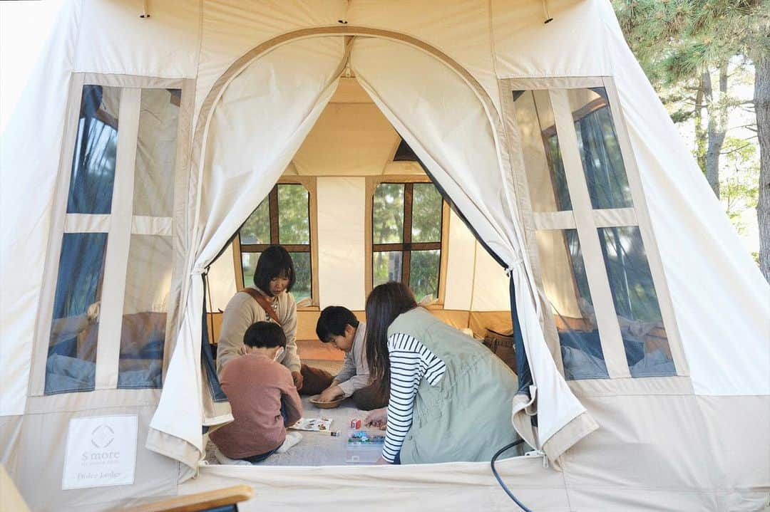 きなこのインスタグラム：「友人家族と、お互い新しいテントでキャンプ🏕✨ ２つのテントの周りで大人達はギア談義を楽しみ、子ども達はリアルマイクラごっこを楽しんでた🔨 我が家のテントはずっと憧れていたロッジタイプ。全方向に窓があって、可愛くて快適！設営撤収が簡単で、これまで使ってきたツールームテントの労力の1/10レベル😳👏  今回のキャンプ場は兵庫県赤穂市にある赤穂海浜公園オートキャンプ場。たくさんの遊具や遊園地まである巨大な公園の中の、綺麗なキャンプ場✨2日間もりもりみんなで遊んで楽しかった〜♡  今のシーズンは潮干狩り、夏は海水浴もできて、子連れキャンプに最高すぎるロケーション😁  #ファミリーキャンプ #smore #ドルチェロッジ #きなこのおでかけきろく #こどもとおでかけ #小学生 #小学生男子 #育児 #子育て #こどもと暮らす」