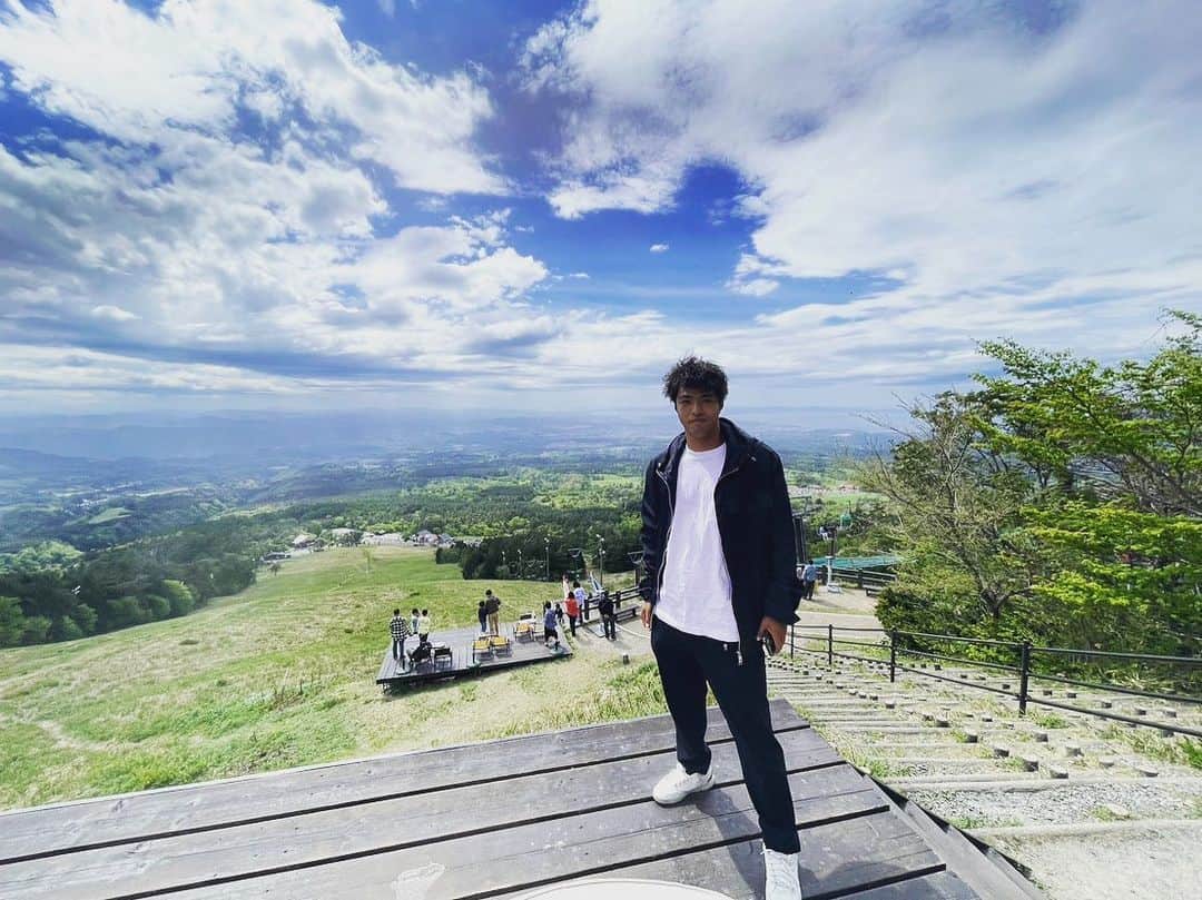 澤上竜二さんのインスタグラム写真 - (澤上竜二Instagram)「天空リフト！景色最高でした。 ヤギとブランコはほぼハイジ。  #ガイナーレ鳥取#米子#鳥取#大山#天空リフト#ヤギ#ブランコ#ハイジ」5月7日 20時37分 - sawakami.ryuji