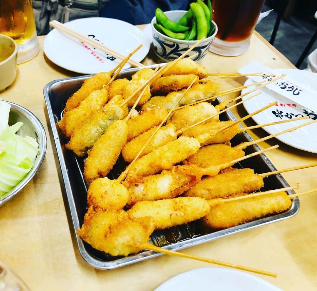 水谷さるころのインスタグラム：「宿は通天閣近く。夜ご飯は串カツへ。GWの通天閣、新世界…鬼のように混んでる…。1番列の少ない店に並んでも20〜30分待ちだった。でも串カツは美味しかったのでヨシとする。いやー、盛りだくさんの1日でした。 #2023GW大阪」