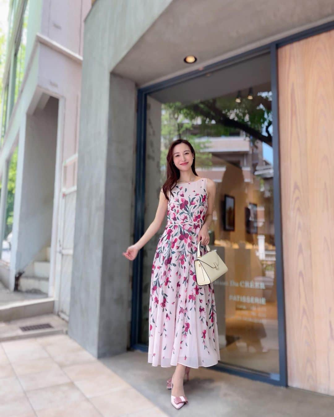 Chihiroさんのインスタグラム写真 - (ChihiroInstagram)「British coordinate🇬🇧  昨日はチャールズ国王の戴冠式！ 英国王室好きとして、イギリスブランドファッションで祝福の気持ちを表しました🤣  ヨーロッパ王室の戴冠式を見たのは初めてで、まるでお伽話のような世界に終始ぽかーん😦。 リルタイムに高画質、しかも解説付きで見ることができる時代に感謝でした。  馬車にときめき、途中眠くなりながらも、“聖エドワード王冠“がカンタベリー大司教からチャールズ国王の頭に載せられ、皆んなで「God Save The King」と唱えていたシーンでは、「この目で歴史を見ている、、！」とアドレナリン出まくりでした👑  そしてそして、キャサリン妃が Princess of Walesになったのが嬉しかった♡  この日のイギリス🇬🇧コーデは one-piece： @hobbslondon  jacket： @hobbslondon  heels： @tedbaker   〜〜〜〜〜〜〜〜〜〜〜〜〜〜〜〜〜〜〜 【イメージコンサルティングサロン　Ciccy】  パーソナルカラー診断が気になる方はこちら ▶︎ @ciccy_shibaura   ♦︎時間 9:30〜17:30 (時間調整可能)  ♦︎場所 東京都港区芝浦  ♦︎定休日 なし  ♦︎メニュー ✈︎Economy class✈︎ パーソナルカラー診断＋骨格診断 Ciccy診断士枠: ¥22,500- 代表栂野枠：¥32,000- ※ペア診断可能  ✈︎Business class✈︎ パーソナルカラー診断＋骨格診断＋メイクレッスン 代表栂野枠：¥48,500- ※ペア診断可能  ✈︎First class✈︎ 3〜4日かけて行うトータルプロデュース。メニューはカスタマイズ可能。 代表栂野枠：99,500-  詳細はInstagramプロフィール下のURLよりご確認ください。 〜〜〜〜〜〜〜〜〜〜〜〜〜〜〜 【イメージコンサルタント養成講座】  GIA芝浦校の養成講座は6月まで満席です。 現在2023年7月スタートより募集を開始いたしました♡ 詳しくはHPをご覧ください♡  〜〜〜〜〜〜〜〜〜〜〜〜〜〜〜 #パーソナルカラー診断東京 #パーソナルカラー診断 #イメコン #イメージコンサルタント養成講座 #骨格診断 #毎日コーデ #ロイヤルコーデ #骨格ウェーブ」5月7日 20時38分 - chippp49