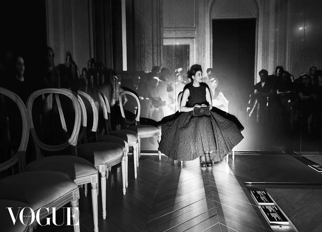 キンバリー・アン・ウォーテマス・ティアムシリのインスタグラム：「I’m just a girl with a dream.. Thank you naka @voguethailand 🤍   Paris Je T'aime ถ้าจะมีผู้หญิงสักคนที่เป็นตัวแทนความงามของผู้หญิงและมีความเฟมินินในตัวเองสูงทั้งรูปลักษณ์ภายนอกและบุคลิก ชื่อของคิมเบอร์ลี่ แอน โวลเทมัส @kimmy_kimberley ต้องเป็นหนึ่งในนั้น และนั่นอาจเป็นสาเหตุหนึ่งที่แบรนด์เก่าแก่ระดับโลกอายุ 76 ปีอย่าง Dior เลือกเธอเป็น Friend of the Brand คนแรกของประเทศไทย ใครเป็นแฟนดิออร์จะทราบดีว่าแบรนด์ให้ความสำคัญกับการปลดปล่อยผู้หญิงเป็นอิสระจากความเคร่งขรึม ในยุคหลังสงครามโลกครั้งที่ 2 ครั้งนั้นเมอซีเยอดิออร์ออกแบบเสื้อผ้าทรงใหม่เพื่อเสริมสร้างความสุขและความสดใสให้ผู้หญิง มรดกแห่งแนวคิดนี้ส่งต่อให้ครีเอทีฟดีไซเนอร์ของแบรนด์เรื่อยมารุ่นแล้วรุ่นเล่า จนปัจจุบัน ดังนั้น "ผู้หญิงของดิออร์" จึงค่อนข้างมีความชัดเจน ที่ไม่ใช่แค่ทันสมัย แต่ยังงดงามในแบบที่แตกต่างกันไป @dior  #VogueThailandMay2023」