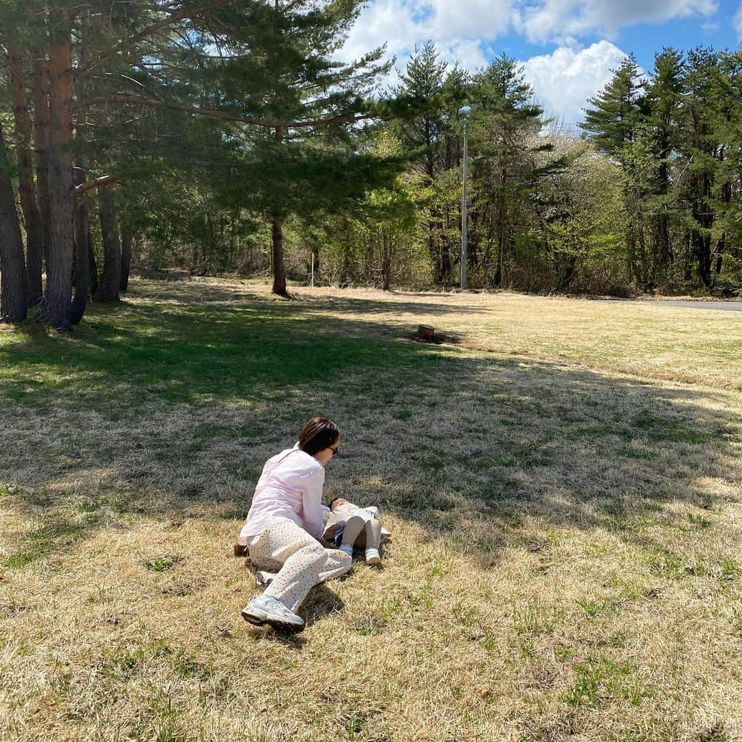 井村亜里香さんのインスタグラム写真 - (井村亜里香Instagram)「SUIと過ごした幸せGW🌳🍃 人見知りが激しくて東京から帰る飛行機で CAさんが嫌でギャン泣き🥹それもいい思い出🥹🤝  #kamakura#aomori#gw #鎌倉#青森#1歳9ヶ月 #女の子ママ#人見知り #八景島シーパラダイス」5月7日 20時40分 - arika_imura