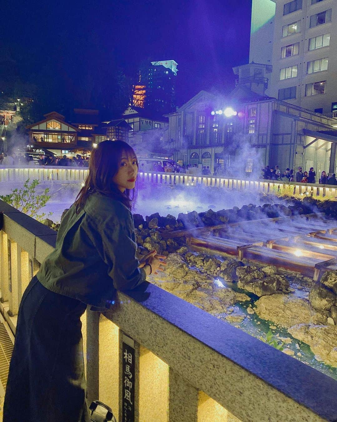 MIAKAのインスタグラム：「GW激混みなのに草津へ行く😂 ・ グループの撮影以来の草津だったから三年ぶり？に行ったけど 当時見てた草津の景色とは全然違くって、 ご飯も食べれるし笑えるっていう3年後の草津になってて嬉しかったなー🥺 笑えてここに来れた未来で本当に良かった🥺 激混みだけがしんどかったけど笑 ・ 自分を見失ったりしたらここにまた来ようかしら🥺 ・ ・ ・ #温度差10℃以上だった笑 #草津の夜は寒すぎた笑　 #温泉大好き  #湯湯音頭草津編 #令和華伝2ndシングルカップリング #聞いてね笑」