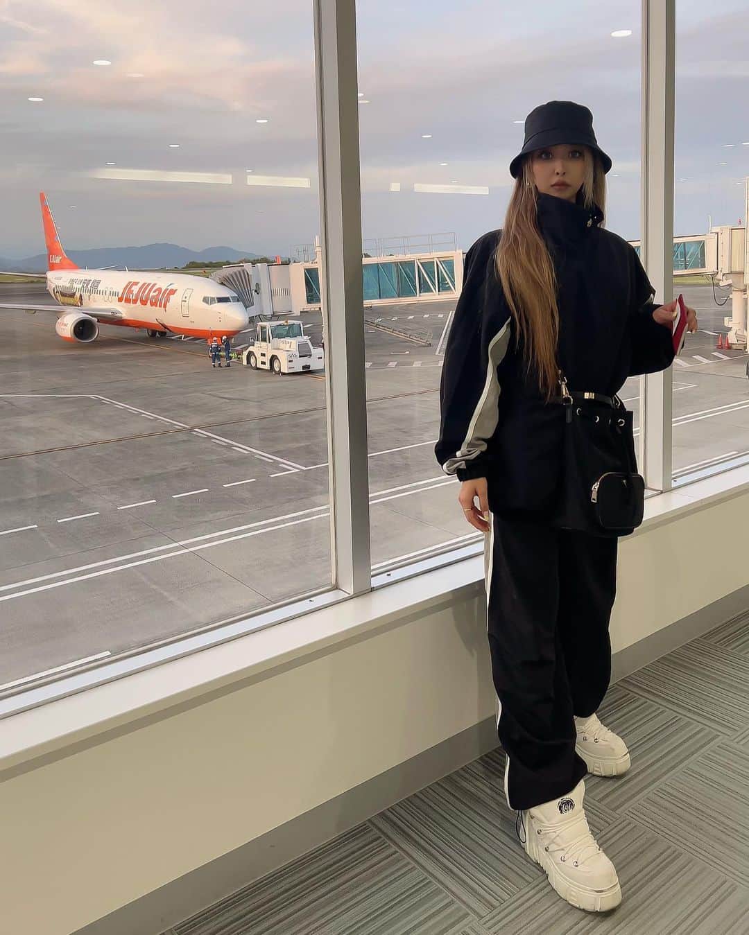 まあーか（まかたん）のインスタグラム：「. ✈️ . #여행#얼스타그램#셀스타그램 #오오티디 #일본 #일상 #패션 #메이크 #셀피#방탄소년단#한국#한국여행#여행기록#韓国#韓国旅行#渡韓記録#gw旅行#gw#ナイロンセットアップ#ナイロンパンツ#セットアップ#ストリートファッション#ハイトーンカラー#シャドールーツ#美容#selfie」