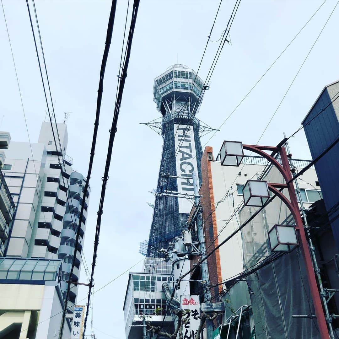 水谷さるころのインスタグラム：「2日目は大阪市内観光。まずは通天閣のタワースライドへ。9時半に行ったらすでに60分待ち！　GW怖い。GWは古墳に行くに限るな…（GWでも人が少ない）。しかし、回転は悪くないし、滑ってる人を見るのも楽しいので、並ぶのは苦痛じゃなかった。通天閣の3階部分から滑りおりるんだけど、キャーキャーいう方が楽しい。しかし、私は「あ、こんなもん？」くらいのテンションで全然キャーキャー言わず…。昨日のセスナ急旋回に比べたら…全然安心です。動画を撮って無料でダウンロードできるサービスがあってよかった。まぁないとみんな撮っちゃうよね。そのあと展望台へ行ってスケスケの跳ねだし展望台へ。お父さんはこの手の下がスケスケスポットが苦手なので、怖そうだった。私は昨日のセスナに比べたら地上にくっついているだけ安心だと思った。通天閣、古墳も見えたし楽しかった。#2023GW大阪」