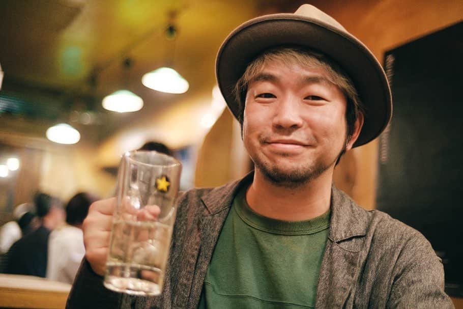 のインスタグラム：「先月吉祥寺にて イトケン先生に「気の置けない友人と飲んでる時の自然な表情」を撮って欲しいとリクエスト。」