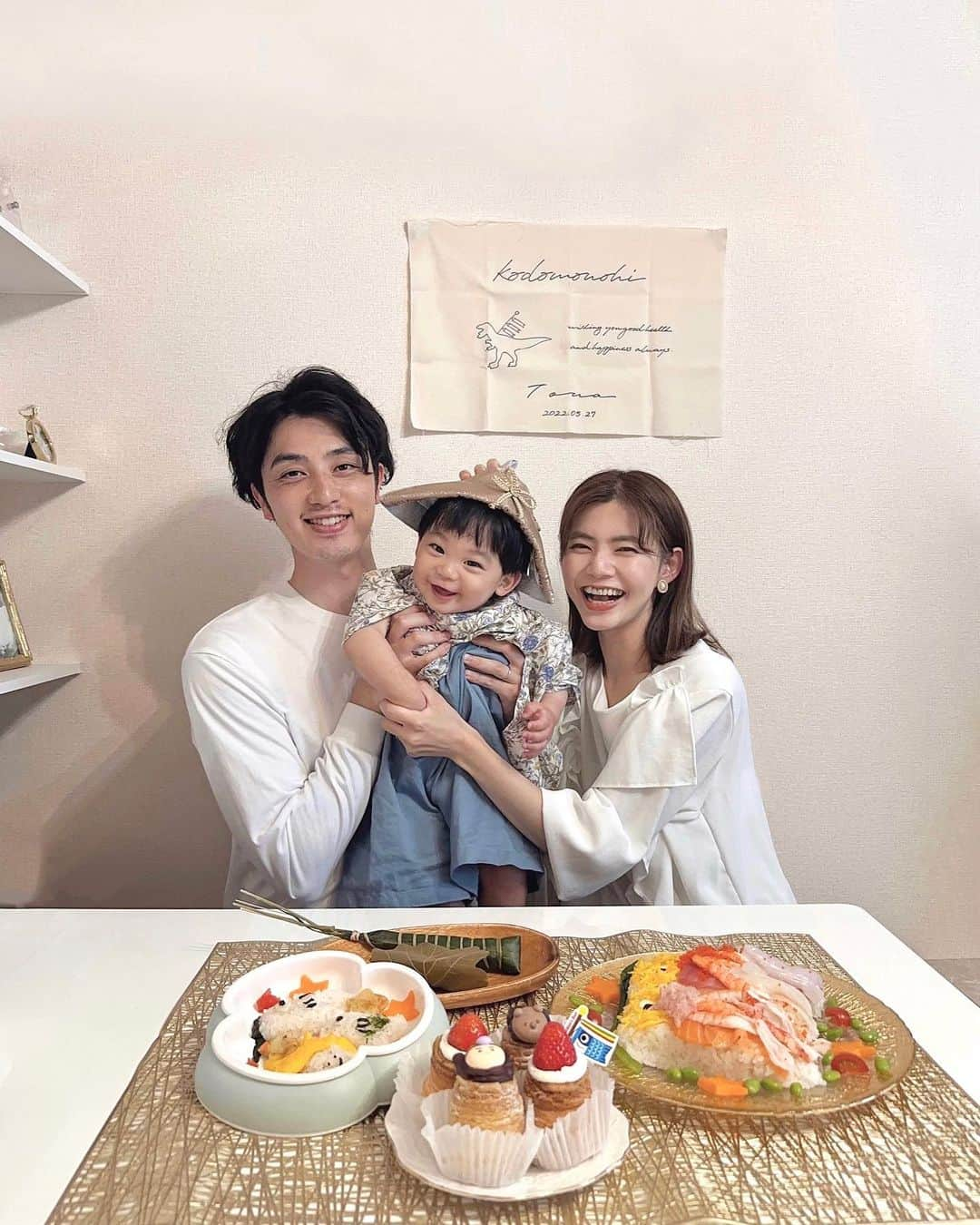 畑有里紗さんのインスタグラム写真 - (畑有里紗Instagram)「家族でも👨‍👩‍👦📸♡  毎日面白いことたくさんして いつも私たちを笑わしてくれる僕👶🏻 これから健康ですくすく育っていってね♡  100日、お正月、初節句 成長がわかっていいね🥰(2枚目) (ベビー袴 @de.sh0p )  @sho_arii.family  #初節句#こどもの日#兜#ベビー袴#兜飾り#初節句離乳食#こどもの日離乳食#2022年5月生まれ#となのいる生活#息子#男の子ベビー#男の子ママ#端午の節句#子供の日#鯉のぼり#こどものひ#こどもの日フォト#家族写真#3人家族」5月7日 20時51分 - arii_m36