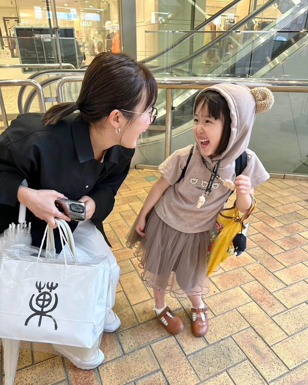 浜﨑日香里さんのインスタグラム写真 - (浜﨑日香里Instagram)「⁡ 昨日は、博多座でSPY×FAMILYを観てきました！ 公演直前に会うことも出来ました🤍 公演前は可愛すぎるくまさんでした🧸笑 ⁡ あおいちゃんアーニャは、なんとも可愛くて愛らしくて、 アーニャそっくり😆 大舞台で歌って踊るあおいちゃんは 小さな小さな大女優さんでした🥹❤️❤️ ⁡ 私にまでも、SPY×FAMILY観に行きます！ との声を沢山いただいて、 ぜひあおいちゃんの活躍ぶりを生で観てみてくださいね🫶 ⁡ ゴールデンウィークも最終日。 みなさんは、どんなゴールデンウィークでした？☺️ 明日からまたお仕事頑張っていきましょ〜！！」5月7日 20時43分 - hamasaki_hikari