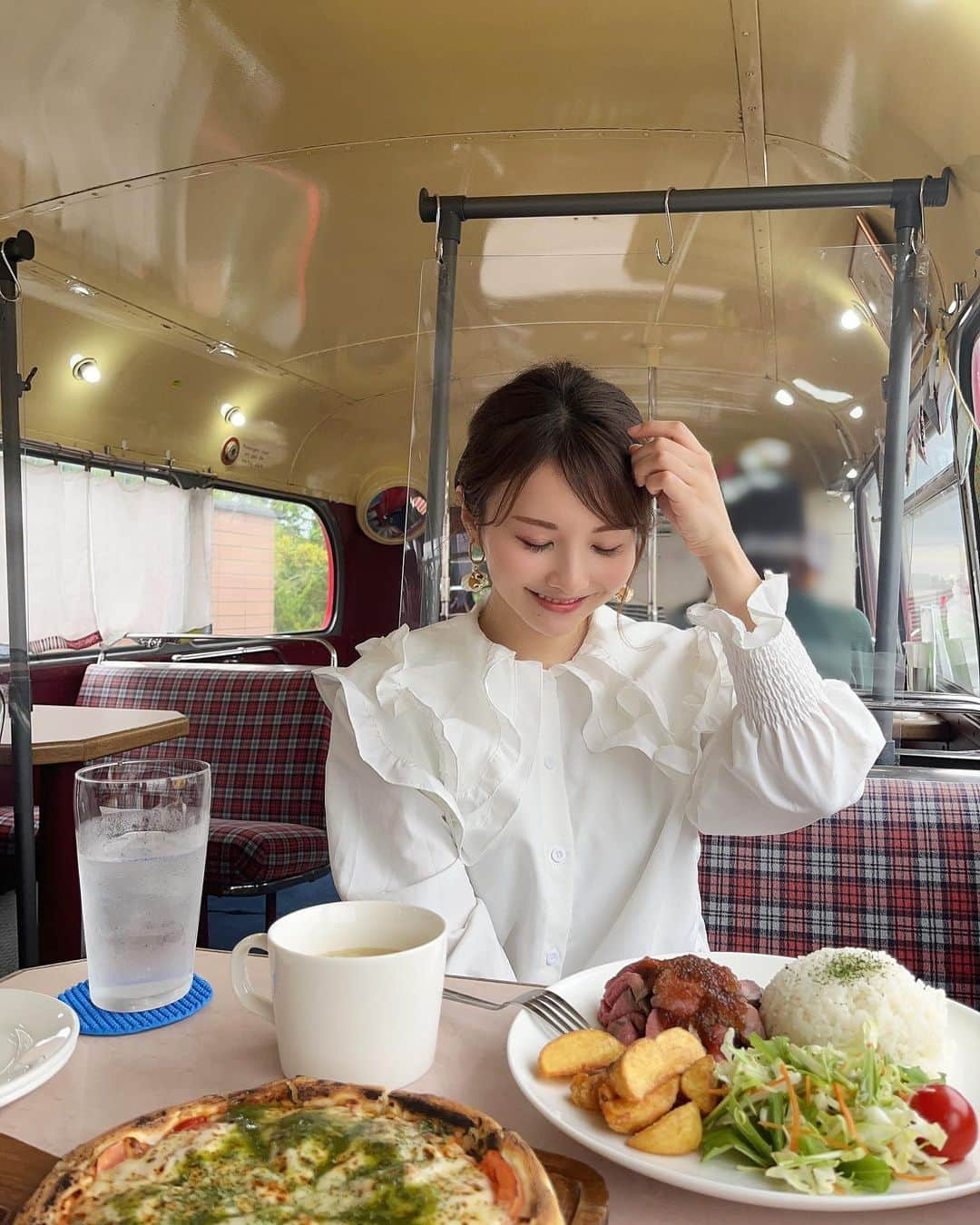 小林真琴のインスタグラム：「.  ―――――――――― ロンドンバスカフェ🚌 @londonbus_cafe.akita  📍秋田市飯島 ――――――――――  バスの中でランチは 童心に帰ったかのようなうきうきがありました👧🏻🧡  ローストビーフプレートと マルゲリータピザ🍕 とっても美味しくて感激🥹✨  #ロンドンバスカフェ #ロンドンカフェ #秋田市飯島 #秋田県 #秋田カフェ巡り #秋田カフェ」