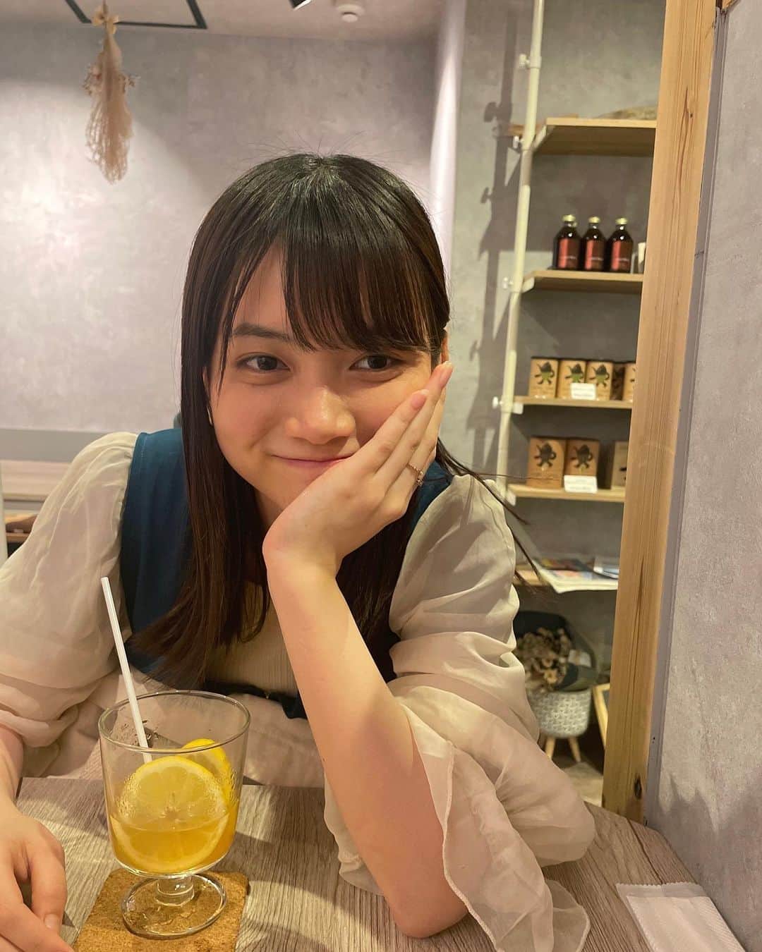 西垣有彩のインスタグラム：「GWも今日で最終日🧸⸒⸒ どんな1週間を過ごされましたか〜？？ 私は発表資料作りと大量の提出物に追われながらも、家族と日帰り旅をしたり友達と近況報告会をしたり〜満喫してました🌷.* #リフレーーーシュ！#5月も頑張るぞい#移動中の車内では膝にパソコン#西垣有彩」