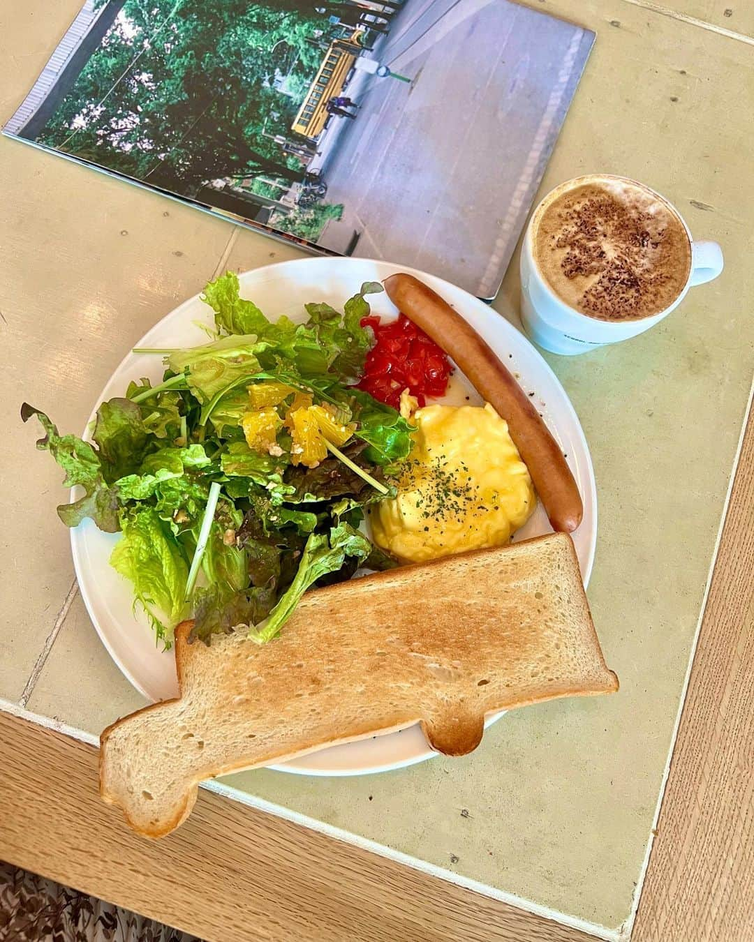 ののさんのインスタグラム写真 - (ののInstagram)「🚌 食べてみたかったスクールバス型パンのモーニングプレート（1日15食限定）  パン屋さんだから好きなパンとドリンク頼んでる人も多かったな🥐  位置情報が見つからなかったのでアカウントタグ付けておくね（PRでは無い） 🚌　@schoolbus_coffeebakers  #schoolbuscoffeebakers   #schoolbuscoffeestop#schoolbuscoffeestopkyoto #kyotocafe#kyototrip#kyotojapan #京都カフェ#京都モーニング#京都パン#京都グルメ#京都ランチ#丸太町グルメ#丸太町カフェ」5月8日 7時00分 - nonoko0309