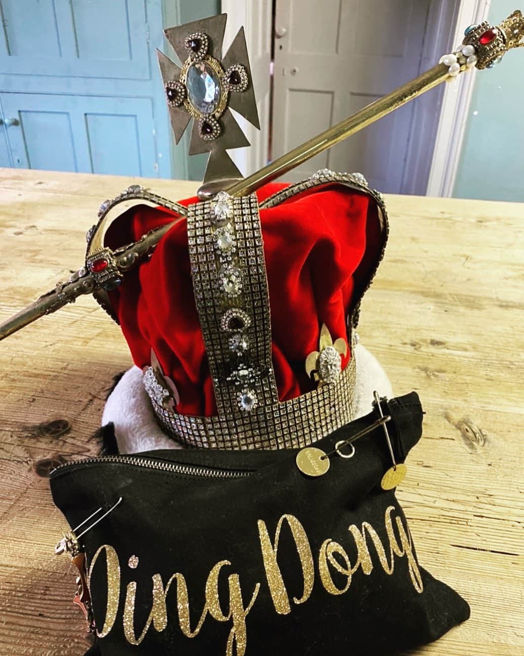 ValGarlandのインスタグラム：「Wishing everyone a wonderful celebration in honour of our new King Charles III 💥💥💥💥」