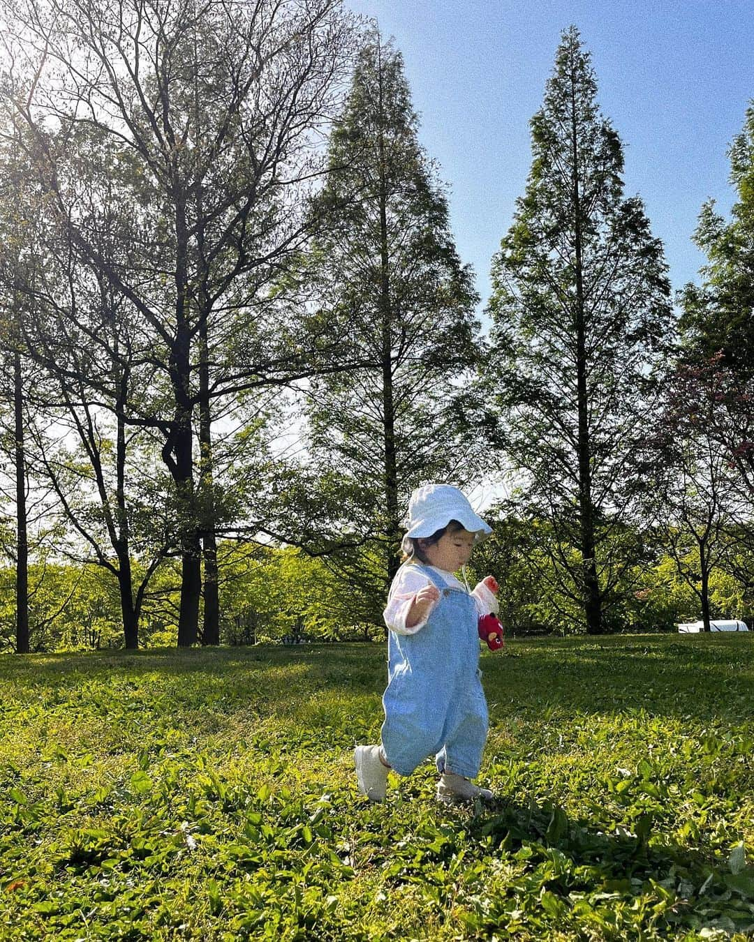 宇藤えみのインスタグラム：「会津若松。 こんなにも混み混みなGWは久しぶり！！ 子たちは広〜い公園で解放されて一番楽しそうでよかった✌︎ 坊は広いのにずっと🐸探し。笑 大和の美味しいお蕎麦屋さんに行くまでの山道ドライブが気持ちよかったなぁ🌿 お蕎麦は激混みで食べれなかったけど…ちーん でも山の食材、馬刺しやら食べさせてもらい充電できました✌︎  #会津#gw#帰省」