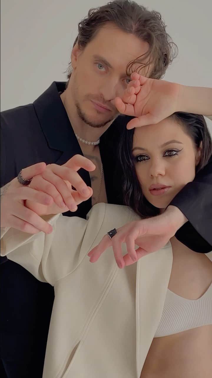 エレーナ・イリニフのインスタグラム：「We were born sick but I love it 💔 @poluninink  @olli_proskurina  @shishkamakeup」