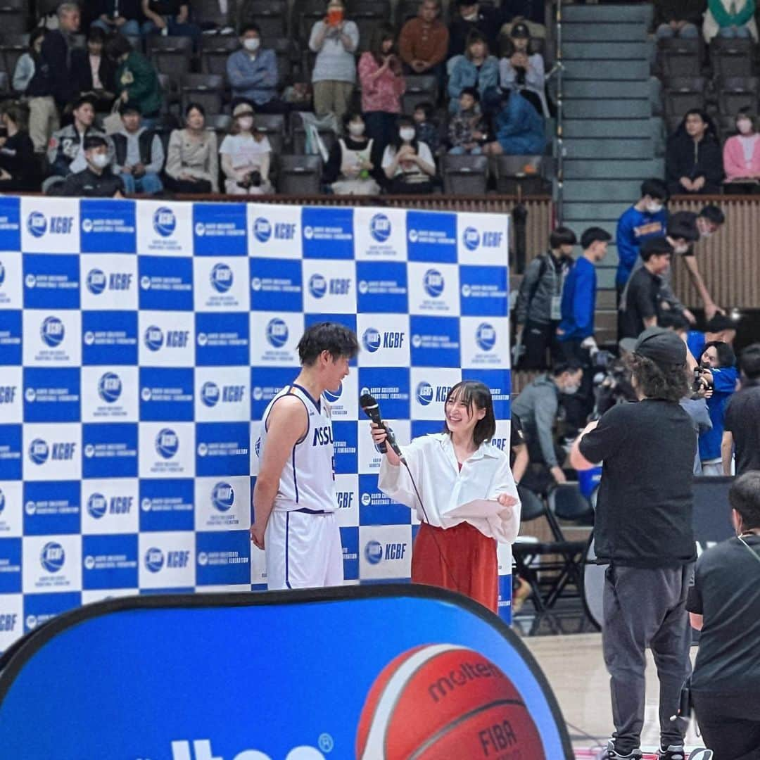 中崎絵梨奈さんのインスタグラム写真 - (中崎絵梨奈Instagram)「準決勝、決勝と大活躍した　#大森尊之　選手！！！ ほんっっっとーにすごかった...  準決勝の後も取材させていただいていて、 「明日優勝インタビューで待ってます」伝えた際、 「待っててください」と言ってくれた大森選手。  約束通り、大活躍をして、優勝インタビューの場所へ来てくれました。  この場所で大森選手の言葉を聞けてとにかく感動。  大森選手だけでなく、日本体育大学チーム全体の雰囲気と勢いがすごくて終始大興奮の決勝でした。  負けてしまった白鷗ももちろんすごくて、序盤の3連続得点の勢いには思わず息を呑んだくらい。  まだまだチームは動き出したばかり。  新人戦、オータムカップ、インカレとこれからどんどんチーム力が上がっていく姿を見れるのが楽しみです😭🔥✨  本当にお疲れ様でした！  改めて日本体育大学21年ぶりの優勝 おめでとうございます！  今回3日間で取材させていただいた選手の皆さん  日本体育大学 #9 大森尊之選手 #21 月岡煕選手  白鴎大学 #88 佐藤涼成選手  専修大学 #當山修梧　選手  ありがとうございました！  #日本体育大学　#白鷗大学 #大学バスケ　#KCBF  #スプリングトーナメント #Bリーグ  #Bリーグ観戦 #bleague #バスケ #バスケットボール #スポーツ観戦女子 #バスケ好きな人と繋がりたい #スポーツ観戦 #バスケ女子 #japan #basketball #スポーツ #sports」5月7日 20時48分 - chu_erina