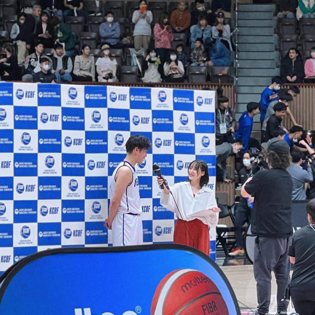 中崎絵梨奈のインスタグラム：「準決勝、決勝と大活躍した　#大森尊之　選手！！！ ほんっっっとーにすごかった...  準決勝の後も取材させていただいていて、 「明日優勝インタビューで待ってます」伝えた際、 「待っててください」と言ってくれた大森選手。  約束通り、大活躍をして、優勝インタビューの場所へ来てくれました。  この場所で大森選手の言葉を聞けてとにかく感動。  大森選手だけでなく、日本体育大学チーム全体の雰囲気と勢いがすごくて終始大興奮の決勝でした。  負けてしまった白鷗ももちろんすごくて、序盤の3連続得点の勢いには思わず息を呑んだくらい。  まだまだチームは動き出したばかり。  新人戦、オータムカップ、インカレとこれからどんどんチーム力が上がっていく姿を見れるのが楽しみです😭🔥✨  本当にお疲れ様でした！  改めて日本体育大学21年ぶりの優勝 おめでとうございます！  今回3日間で取材させていただいた選手の皆さん  日本体育大学 #9 大森尊之選手 #21 月岡煕選手  白鴎大学 #88 佐藤涼成選手  専修大学 #當山修梧　選手  ありがとうございました！  #日本体育大学　#白鷗大学 #大学バスケ　#KCBF  #スプリングトーナメント #Bリーグ  #Bリーグ観戦 #bleague #バスケ #バスケットボール #スポーツ観戦女子 #バスケ好きな人と繋がりたい #スポーツ観戦 #バスケ女子 #japan #basketball #スポーツ #sports」