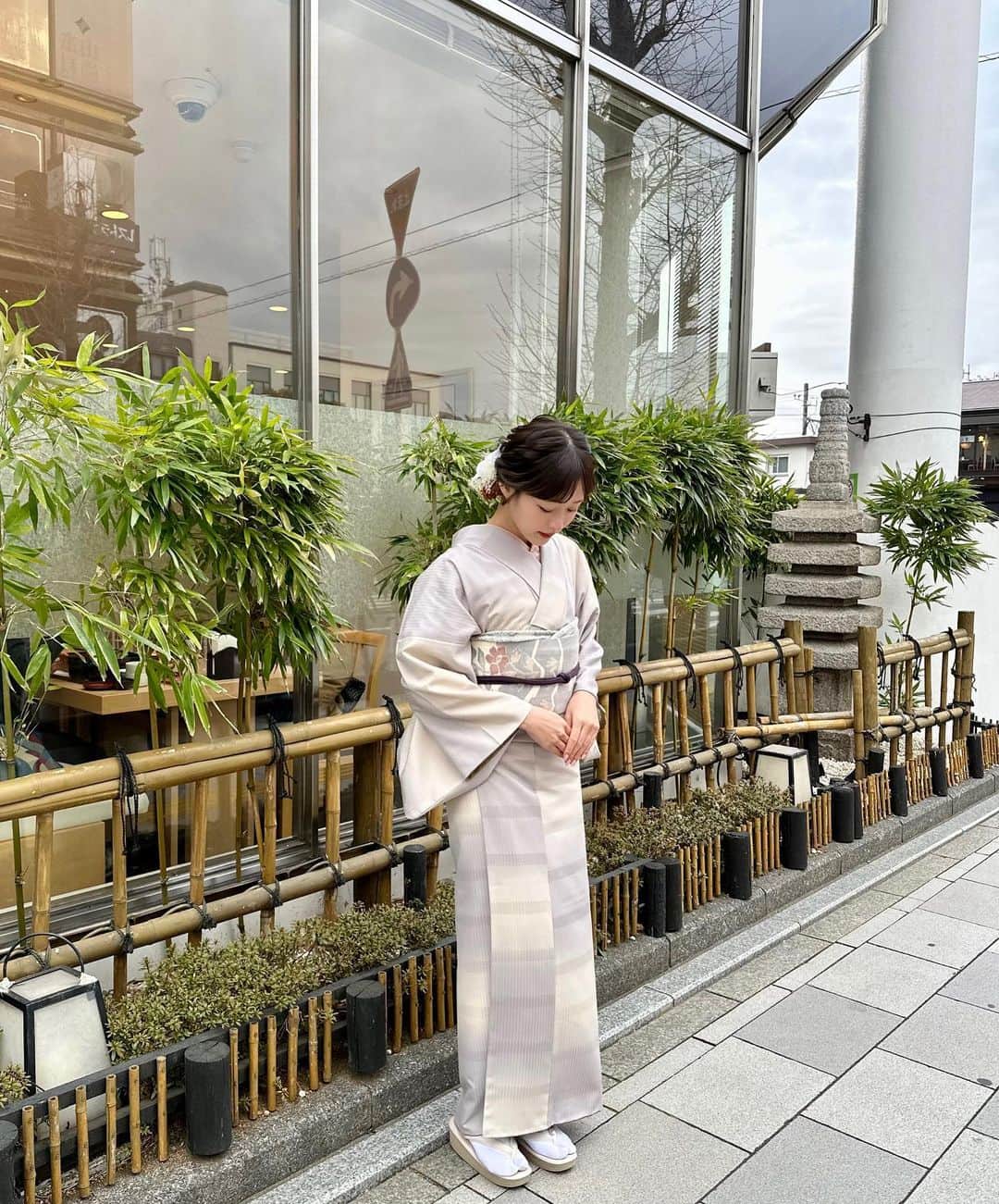 森下愛里沙(もりしたありさ) さんのインスタグラム写真 - (森下愛里沙(もりしたありさ) Instagram)「ㅤㅤㅤㅤㅤㅤㅤㅤㅤㅤㅤㅤㅤ ㅤㅤㅤㅤㅤㅤㅤㅤㅤㅤㅤㅤㅤ ㅤㅤㅤㅤㅤㅤㅤㅤㅤㅤㅤㅤㅤ 少し前に鎌倉でお着物を着ました🫧 @kamakura_kimono_rental_fuji  ㅤㅤㅤㅤㅤㅤㅤㅤㅤㅤㅤㅤㅤ ㅤㅤㅤㅤㅤㅤㅤㅤㅤㅤㅤㅤㅤ 派手さや流行りに流されない 品格ある大人可愛いお着物 ㅤㅤㅤㅤㅤㅤㅤㅤㅤㅤㅤㅤㅤ ㅤㅤㅤㅤㅤㅤㅤㅤㅤㅤㅤㅤㅤ 羽織も上品でとっても可愛かったです。 ㅤㅤㅤㅤㅤㅤㅤㅤㅤㅤㅤㅤㅤ ㅤㅤㅤㅤㅤㅤㅤㅤㅤㅤㅤㅤㅤ 鎌倉へ行った際に利用させえもらってるんだけど、 本当にこだわりがあって飾り、髪型、お着物の組み合わせ どれをとってもセンスがあってとても素敵でリピートしてます😉🤍 ㅤㅤㅤㅤㅤㅤㅤㅤㅤㅤㅤㅤㅤ ㅤㅤㅤㅤㅤㅤㅤㅤㅤㅤㅤㅤㅤ ㅤㅤㅤㅤㅤㅤㅤㅤㅤㅤㅤㅤㅤ この時の髪型もどタイプで 前だけじゃなくて後ろ姿も可愛くしてれるので本当におすすめだよ🫶🏻 ㅤㅤㅤㅤㅤㅤㅤㅤㅤㅤㅤㅤㅤ ㅤㅤㅤㅤㅤㅤㅤㅤㅤㅤㅤㅤㅤㅤㅤㅤㅤㅤㅤㅤㅤㅤㅤㅤㅤㅤ ㅤㅤㅤㅤㅤㅤㅤㅤㅤㅤㅤㅤㅤ ㅤㅤㅤㅤㅤㅤㅤㅤㅤㅤㅤㅤㅤ #着物レンタル藤 #鎌倉着物レンタル #羽織コーデ #kimonorentalfuji #鎌倉着物レンタル #鎌倉旅行 #鎌倉 #鎌倉グルメ #鎌倉観光 #鎌倉食べ歩き #着物コーディネート #着物ヘア #着物ヘアアレンジ」5月7日 20時49分 - mini.ari