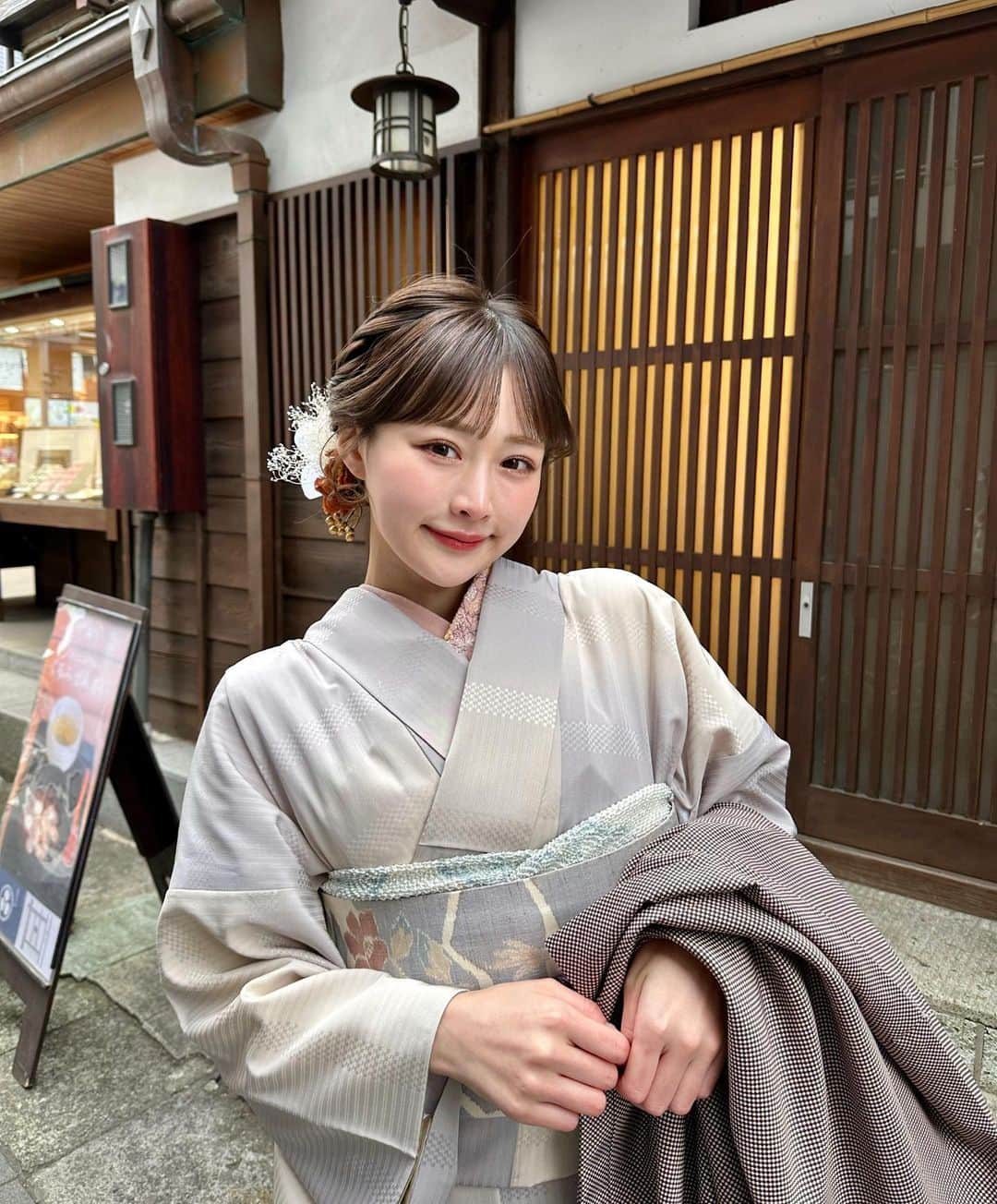 森下愛里沙(もりしたありさ) さんのインスタグラム写真 - (森下愛里沙(もりしたありさ) Instagram)「ㅤㅤㅤㅤㅤㅤㅤㅤㅤㅤㅤㅤㅤ ㅤㅤㅤㅤㅤㅤㅤㅤㅤㅤㅤㅤㅤ ㅤㅤㅤㅤㅤㅤㅤㅤㅤㅤㅤㅤㅤ 少し前に鎌倉でお着物を着ました🫧 @kamakura_kimono_rental_fuji  ㅤㅤㅤㅤㅤㅤㅤㅤㅤㅤㅤㅤㅤ ㅤㅤㅤㅤㅤㅤㅤㅤㅤㅤㅤㅤㅤ 派手さや流行りに流されない 品格ある大人可愛いお着物 ㅤㅤㅤㅤㅤㅤㅤㅤㅤㅤㅤㅤㅤ ㅤㅤㅤㅤㅤㅤㅤㅤㅤㅤㅤㅤㅤ 羽織も上品でとっても可愛かったです。 ㅤㅤㅤㅤㅤㅤㅤㅤㅤㅤㅤㅤㅤ ㅤㅤㅤㅤㅤㅤㅤㅤㅤㅤㅤㅤㅤ 鎌倉へ行った際に利用させえもらってるんだけど、 本当にこだわりがあって飾り、髪型、お着物の組み合わせ どれをとってもセンスがあってとても素敵でリピートしてます😉🤍 ㅤㅤㅤㅤㅤㅤㅤㅤㅤㅤㅤㅤㅤ ㅤㅤㅤㅤㅤㅤㅤㅤㅤㅤㅤㅤㅤ ㅤㅤㅤㅤㅤㅤㅤㅤㅤㅤㅤㅤㅤ この時の髪型もどタイプで 前だけじゃなくて後ろ姿も可愛くしてれるので本当におすすめだよ🫶🏻 ㅤㅤㅤㅤㅤㅤㅤㅤㅤㅤㅤㅤㅤ ㅤㅤㅤㅤㅤㅤㅤㅤㅤㅤㅤㅤㅤㅤㅤㅤㅤㅤㅤㅤㅤㅤㅤㅤㅤㅤ ㅤㅤㅤㅤㅤㅤㅤㅤㅤㅤㅤㅤㅤ ㅤㅤㅤㅤㅤㅤㅤㅤㅤㅤㅤㅤㅤ #着物レンタル藤 #鎌倉着物レンタル #羽織コーデ #kimonorentalfuji #鎌倉着物レンタル #鎌倉旅行 #鎌倉 #鎌倉グルメ #鎌倉観光 #鎌倉食べ歩き #着物コーディネート #着物ヘア #着物ヘアアレンジ」5月7日 20時49分 - mini.ari