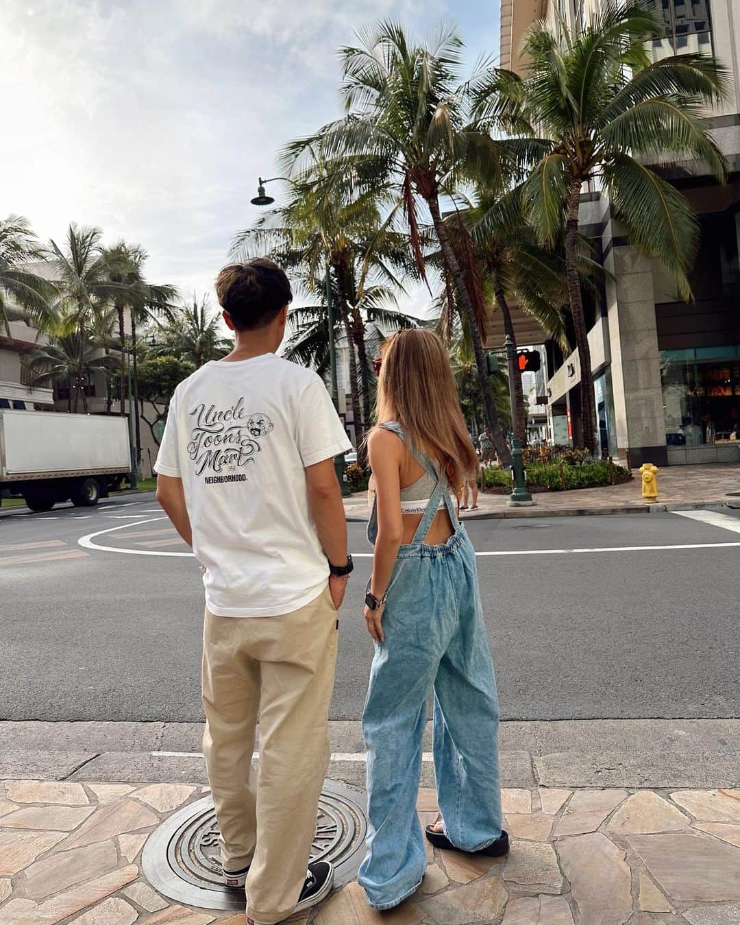 ✷kana✷のインスタグラム：「娘が撮ってくれてたお気に入りの写真🤳🌴👩🏼‍🤝‍👨🏽  #kalakauaave#waikiki#hawaiitrip」