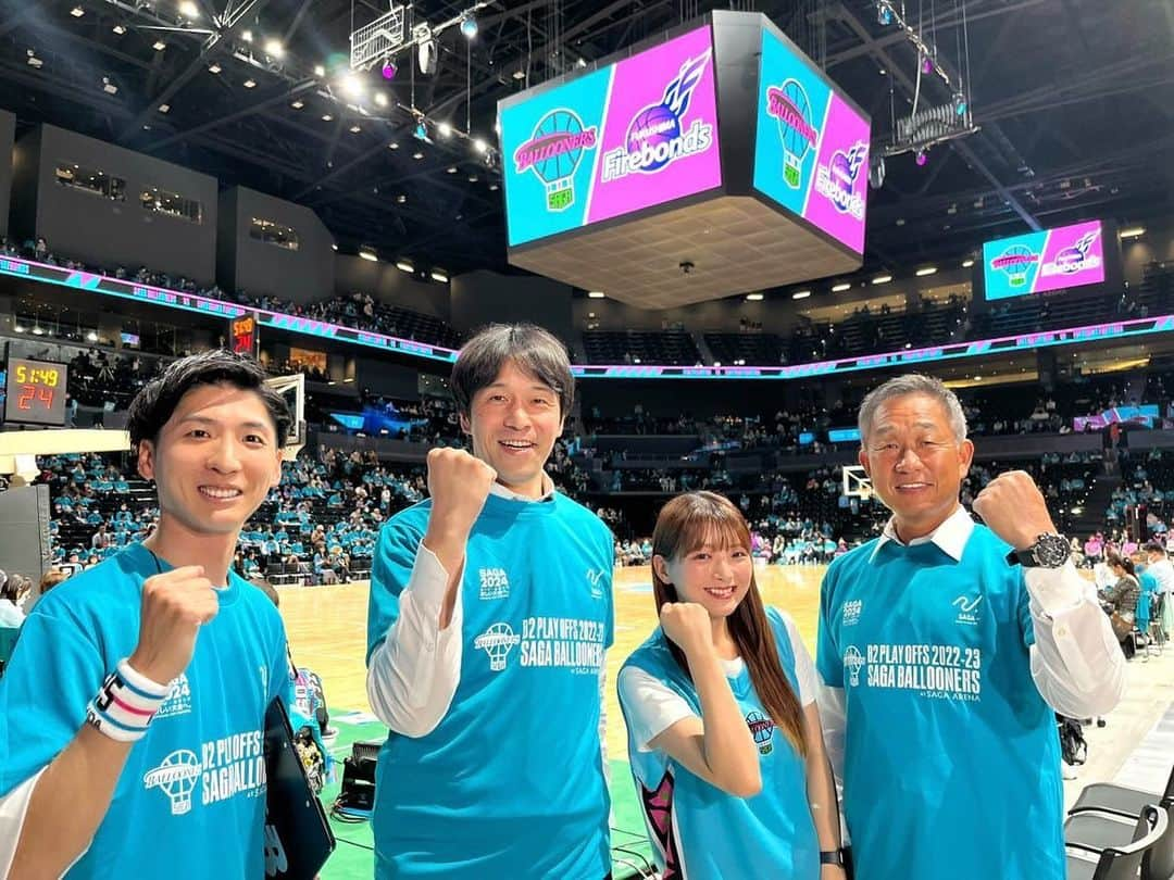 青木理奈のインスタグラム：「佐賀バルーナースVS福島ファイヤーボンズ  勝てば準決勝🏀  全試合観戦してきた私にとって 本当に嬉しすぎて涙涙のお仕事でした。  いちブースターとして 心からバルーナーズを応援してきましたが 本業という形で応援に携われているのは 本当に幸せです。  ブースターとしてそしてリポーターとして その狭間で頑張ってみたつもりです。  ここに集まったこれを見ている 全ての人にとって一戦一戦 いかに貴重で夢のような時間なのか。 たぶん随分わかるようになりました。  B1に連れてってくれるのはチームですが B1に押し上げるのは我々で。  メディアとしても、ブースターとしても これからも全力で応援できるように 頑張っていきたいと思う次第です。  あと少し。B1へ。  こんなに心を震わせてくれるこのチームを 全力を応援していきます。  また会場ではしゃいでると思うので これからも仲良くしてください♡  あと、毎週金曜放送してる バルラジもよろしくお願いします♡」