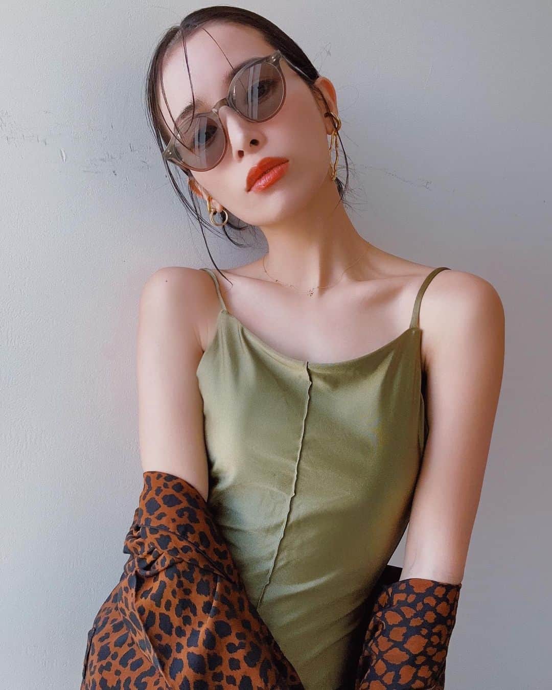 尾崎紗代子さんのインスタグラム写真 - (尾崎紗代子Instagram)「. GW充実させられて満足☺️！  初おろしした @room306contemporary の 水着が可愛すぎる🥺 ワンピースだから安心して着られるけど 背中がしっかりあいてるから野暮ったくならない☺️❤️ この光沢ある絶妙なカーキも大好き。  てかホテルの背景の生活感。  #momlife #mommylife #mommy  #育児 #ママライフ  #6歳 #4歳 #1歳 #motherof3 #motherhood  #family #familyphoto  #3児のママ #3児ママ #ootd #fashion #basic #coordinate #outfit #osayocode #水着 #水着コーデ #swimwear」5月7日 20時50分 - osayo_osayo