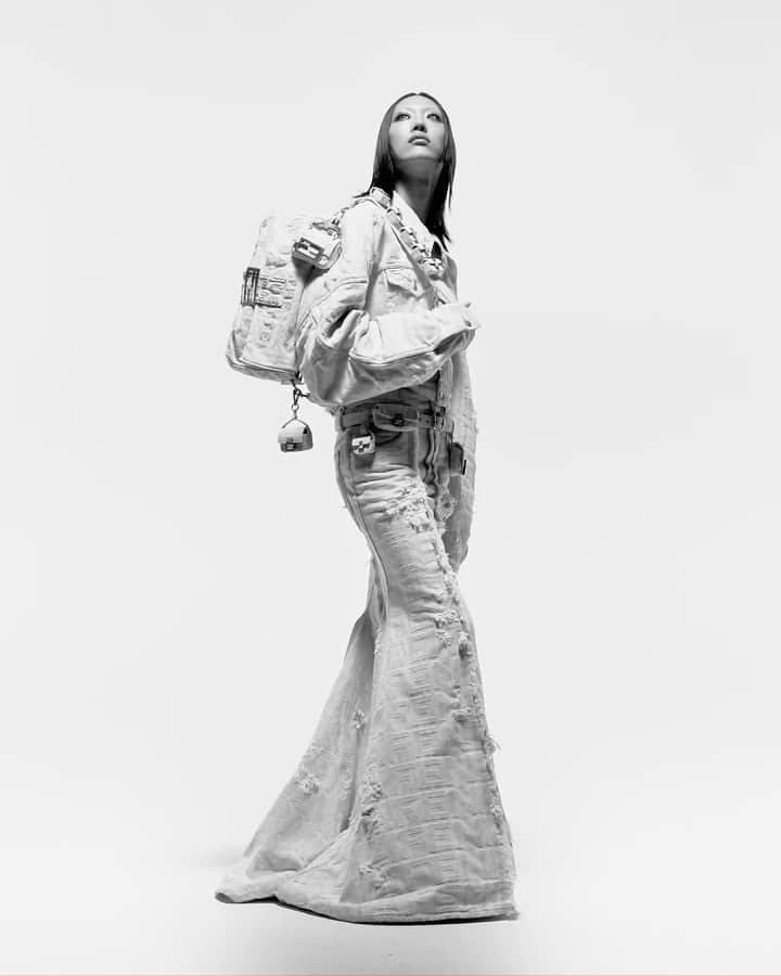 Fendiのインスタグラム：「#MarcJacobsXFendi is a tribute to Fendi icons, silhouettes, and codes that draws from New York at the turn of the millennium, the place and time that sealed the Baguette’s place in pop culture.  Shop limited-edition iterations of the #FendiBaguette before anyone else—subscribe to the Fendi newsletter at the link in bio.  Artistic Director of Couture and Womenswear: @mrkimjones​ Artistic Director of Accessories and Menswear: @silviaventurinifendi ​ Artistic Director of Jewelry: @delfinadelettrez​ Artistic Director: @themarcjacobs  Direction: @mario_sorrenti  Styling: @alastairmckimm Hair: @bobrecine Makeup: @aarondemey1  Casting: @samuel_ellis   Models: @coileray @sola5532」