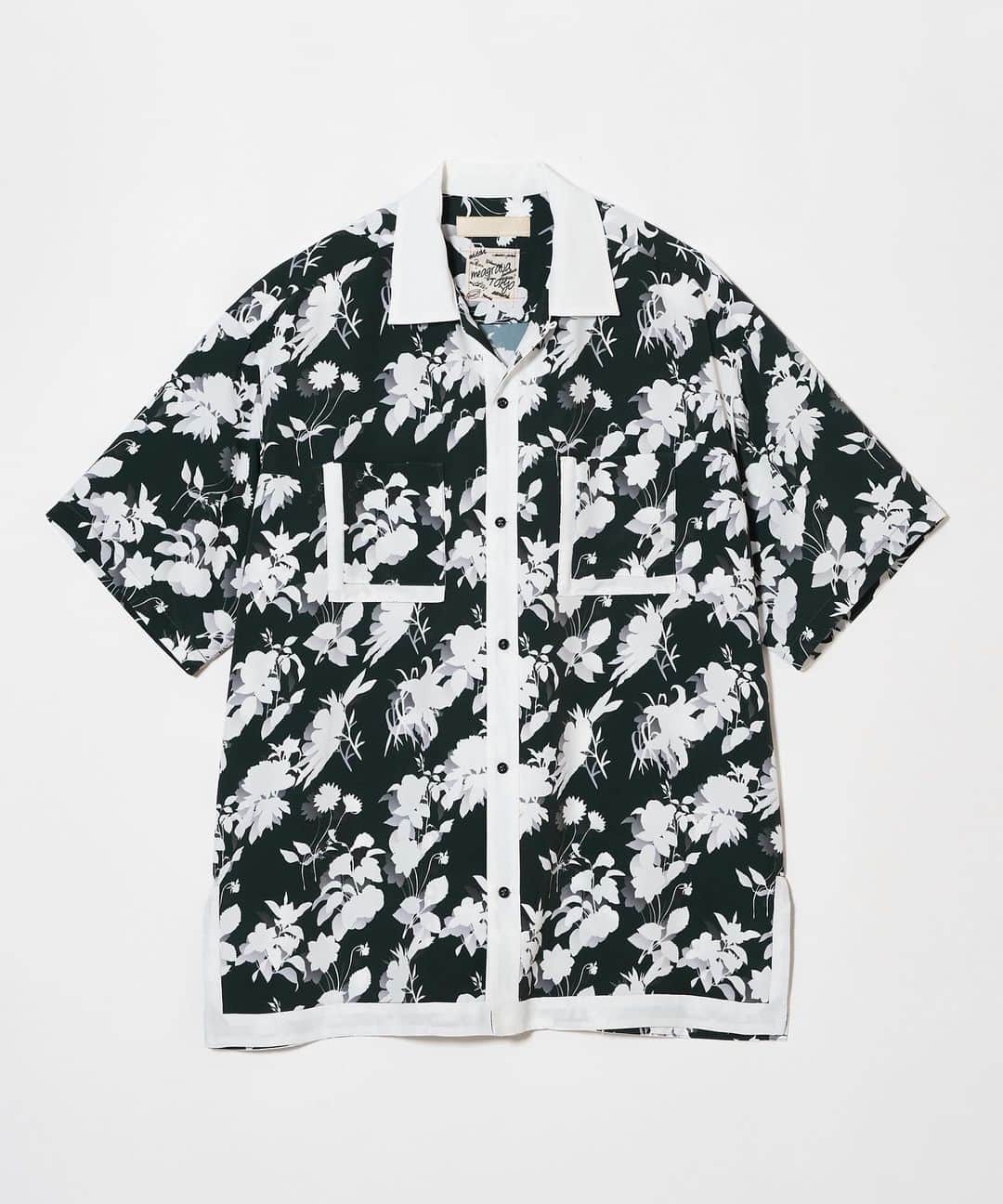 メアグラーティアのインスタグラム：「meagratia 23SS Floral pattern S/S SH col. d.grn  オリジナルフラワープリントのオープンカラーシャツ。 様々な種類の花に光があってできた影をグラフィックに落とし込んだデザインになっています。 両胸のポケットには影のように見えるディティールがデザインされています。 やわらかく軽い素材感で暑い夏も快適に着用いただけます。 同素材の23231-0607のパンツとのセットアップもおすすめです。  material Polyester 100%  #meagratia #23ss」