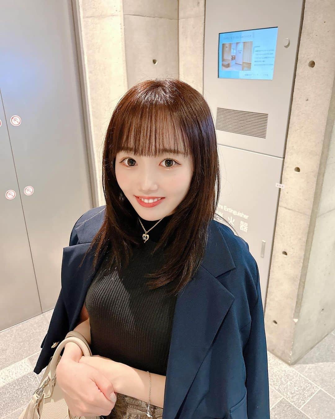 小日向夏実のインスタグラム：「💇‍♀️🎶  大人ぽくなったって言ってもらえること増えた！！お仕事終わりに美容室行けた日！  #ヘアカラー #トリートメント #ストレートヘア #渋谷 #表参道 #春コーデ #オフィスコーデ #低身長コーデ #japanesegirl #followｍe #いいね歓迎」