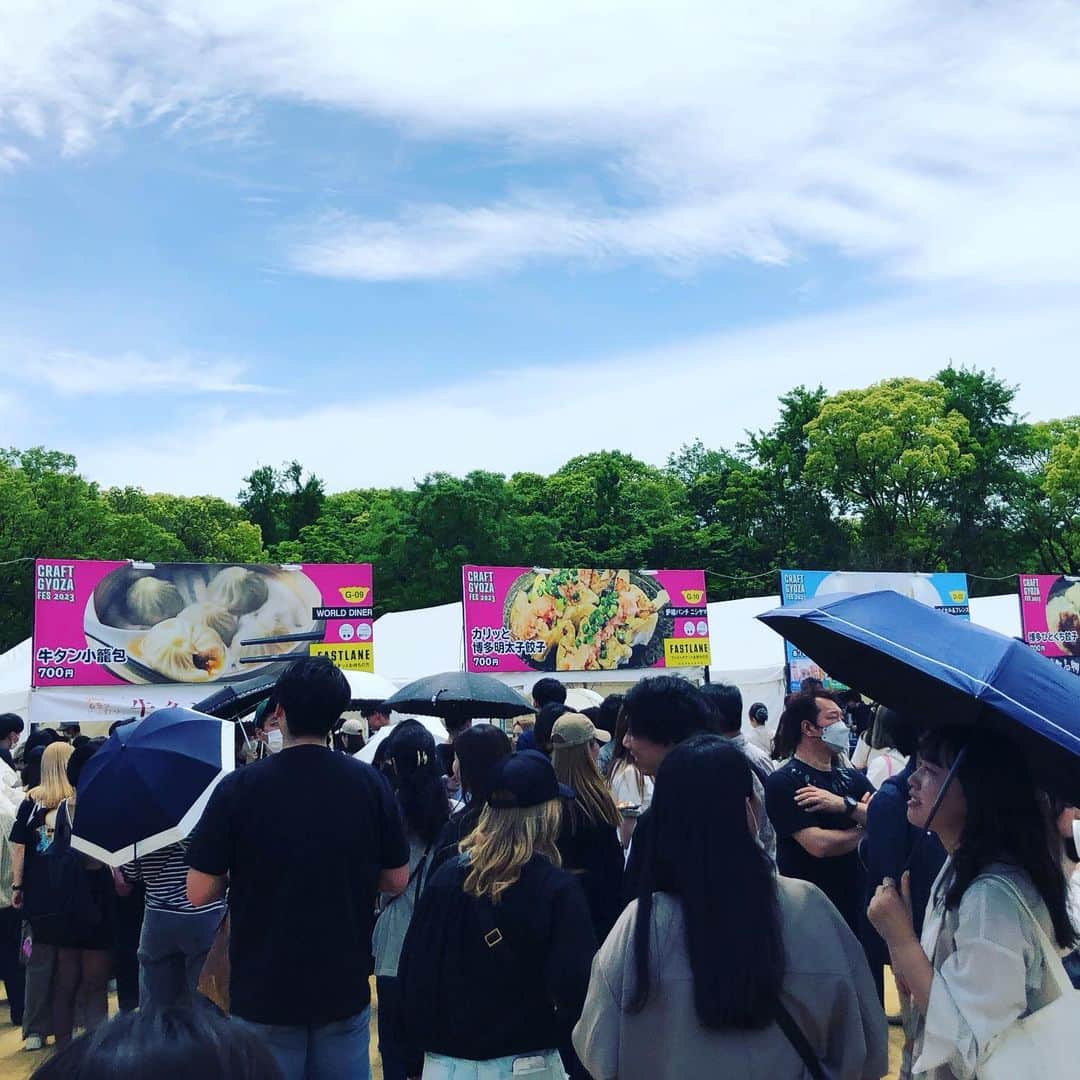 水谷さるころのインスタグラム：「大阪城公園へ餃子を目当てに行く。GWの餃子フェス…めちゃくちゃ人いる！！　どこも大行列！　メチャクチャ暑い…しかし、私は古墳餃子食べるの！　というわけで食べた！　オリジナルキャラのコフキンくんがかわいかった。古墳の形が微妙に甘いけどまぁこれはこれでいいと思う。お取り寄せもできるらしい。息子は餃子好きなので満足。公園のコンビニで買い物してアイス食べて次の場所へ。 #2023GW大阪」